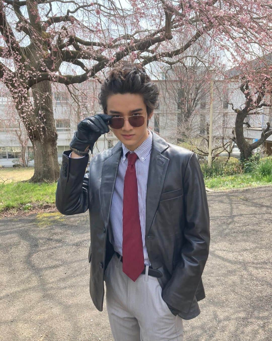 藤岡真威人のインスタグラム：「#恋に無駄口　オフショットです📸 ⁡ 昭和の刑事風の革ジャケ着て、髪の毛くるくるしました笑 ⁡ 実はこれ、とある人物（役？）をオマージュしているんですが、誰だかわかるでしょうか！笑 ⁡ 守見さん役の上島さんとの貴重なお写真も。 ⁡ どうして葵が刑事になっているのか、どんな展開が待っているのか。今夜第3話の放送で確かめてみて下さい✌️ ⁡ @dramal_abc  #恋に無駄口 #第3話 #オフショット」