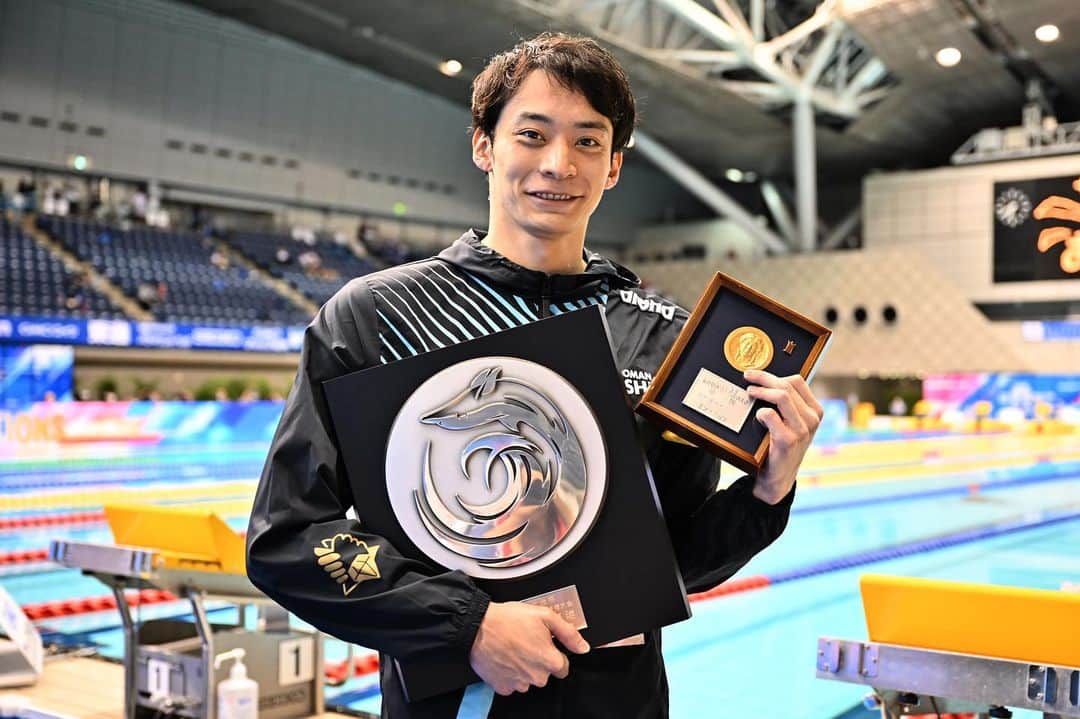 入江陵介のインスタグラム：「. 日本選手権 100m背泳ぎ🥇　(9連覇11度目優勝) 50m背泳ぎ🥇　(3連覇) . 思っていた以上に良いタイムで泳ぐことが出来、良いトレーニングが出来ていると感じております！ 応援ありがとうございました！！ . 明日の200mは出場しませんが、若い選手たちの活躍を楽しみにしてます！！ . #イトマン東進 #味の素 #arena #ルノー  . 📸　@picsport_japan」