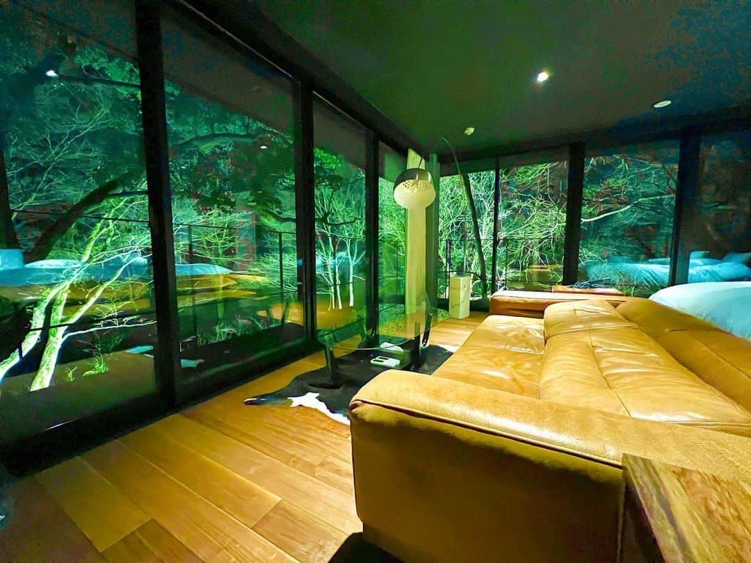 かなのインスタグラム：「森に囲まれたオーベルジュ🌿 #BOSCAGEkariya #湯河原 #オーベルジュ #奥湯河原 #ボスケージカリヤ #Auberge #温泉 #Japan #露天風呂 #mytrip #travel #mytrip #travel #自然 #美しい景色 #luxurytravel #luxuryhotel」