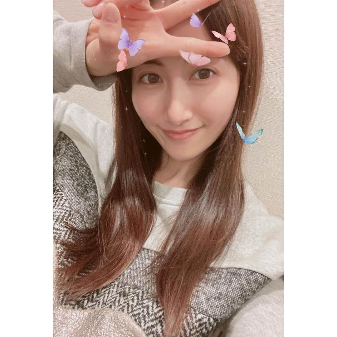 hirokoのインスタグラム：「ひょっこりこんばんわ。今日は晴れて気持ち良かったですね☀️でも夕方になると寒いー😵凸凹お天気で洋服選びが難しい(>_<)💦 皆さんゴールデンウィークはのんびりできていますか？😌🍵✨  そうそう、ずっと載せようと思っていたツアーのトークコーナーにてお話しました、「コロコロがかばんにからまったままショッピングモールをずっと歩いていた件。」のお写真を置いておきます📸 とあるショッピングモール内のお店で気づいた時にパシャリした写真です😱おそらく、車の助手席に置いてあったコロコロの上にカバンをポンと置いたところでからまったのかなと。。😅このまま数時間気づかずお買い物しておりました😂  皆さんくれぐれも、コロコロに絡まれないよう、お気をつけてゴールデンウィークをお過ごしくださいませ✨🙏😌💦  #とある日 #の #出来事 #人生初  #コロコロ #に #絡まれる #の巻 #hiroko #皆さんに #笑っていただけることが #唯一の #救いです。#😂」