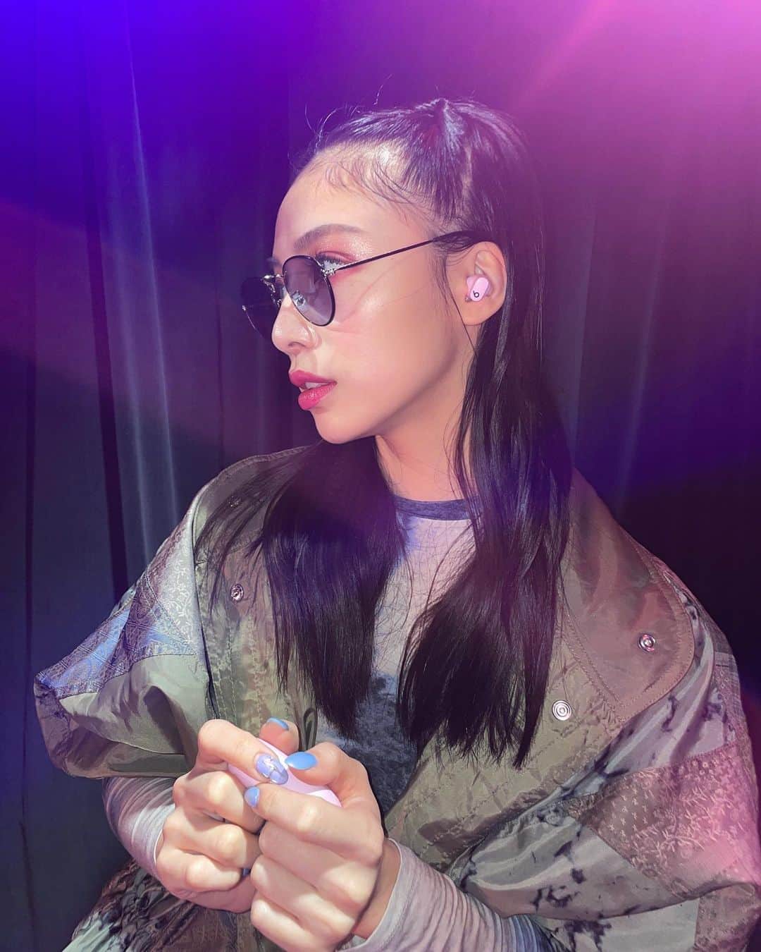 honoka のインスタグラム：「昨日から幕開けたツアー 初日名古屋！そして今日は大阪公演でした✊❤️‍🔥  やっぱり実際にみんなを目の前にして パフォーマンスできるあの空間は たくさんパワーが伝わって 死ぬほど幸せです、🥹🔥🔥  明日は兵庫！ 明日も全力で楽しみますよん🔥  本場前はイヤホンの世界に入って 毎公演テンションぶちあげてます🤪❤️‍🔥  #lollivetour2022 #BeatsStudioBuds」