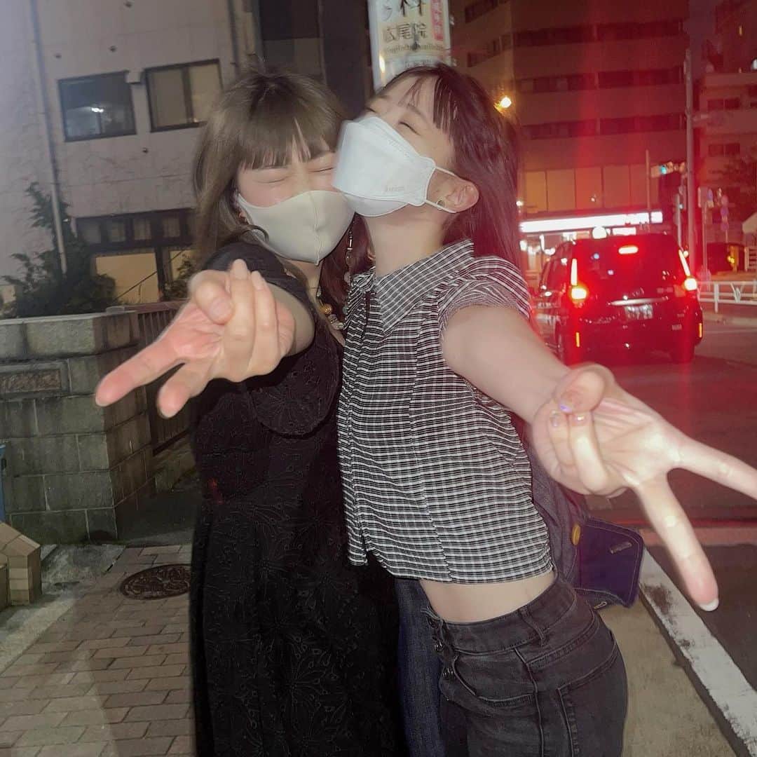 のインスタグラム：「スタイリストのさちえもーーん！さん😝 いつも私好みの衣装を用意してくださる 明るく、太陽のような存在☀️  このピースが流行ってるらしい！笑」