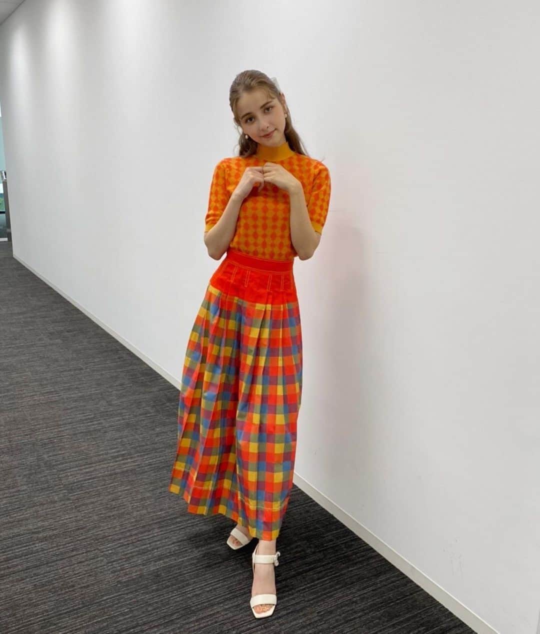 のインスタグラム：「華やか衣装🧡🌼🌷  @ucchi___12  @tsukushi_tomita   #pacorabanne #jimmychoo  #toryburch」