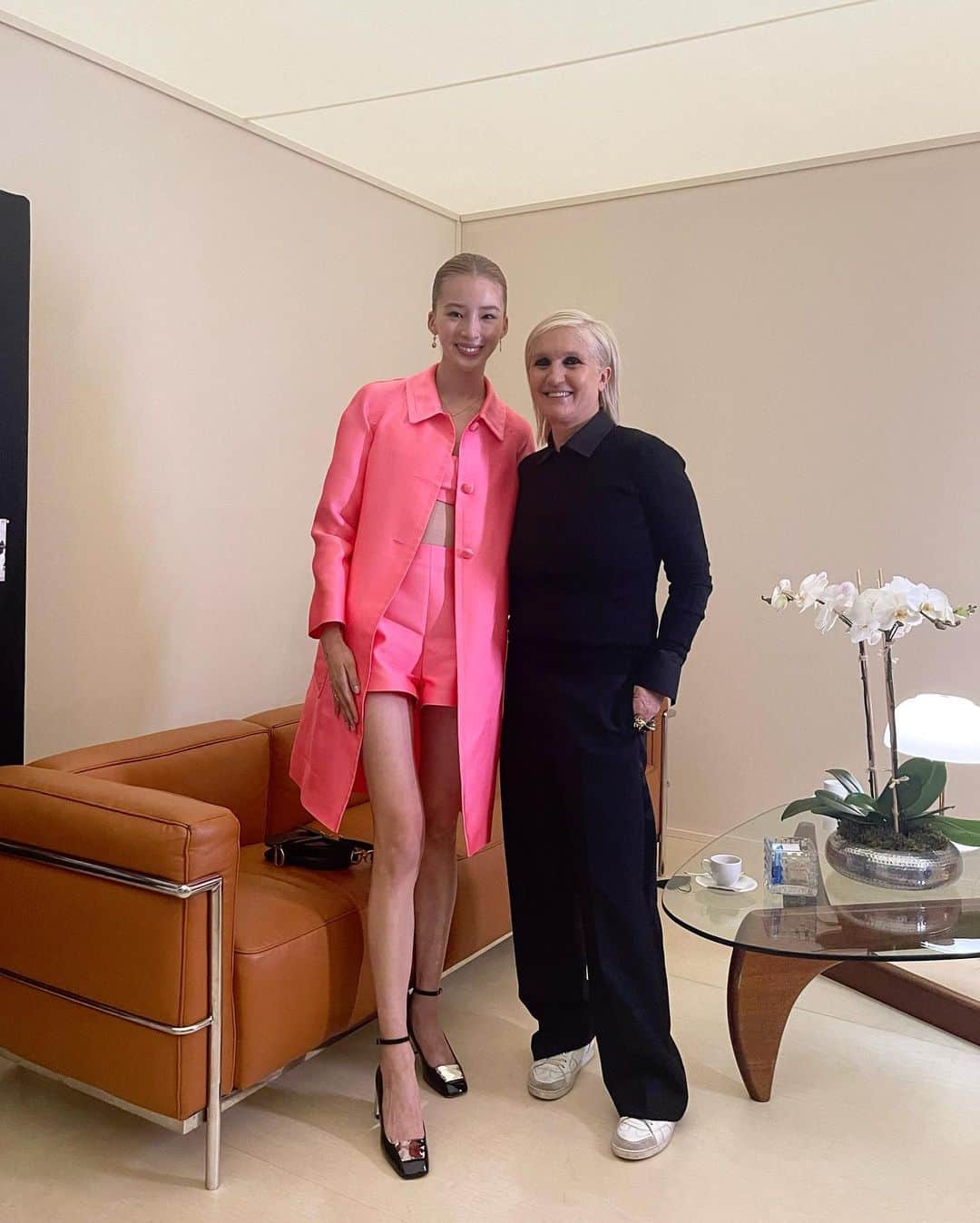 アイリーン・キムさんのインスタグラム写真 - (アイリーン・キムInstagram)「What a beautiful & meaningful @Dior show in Seoul today! Thank you @MariaGraziaChiuri for taking the time to chat with me and @voguekorea 💖 You are an inspiration to women all over the world 🌎✨ #DiorFall22 #Dior」4月30日 21時51分 - ireneisgood