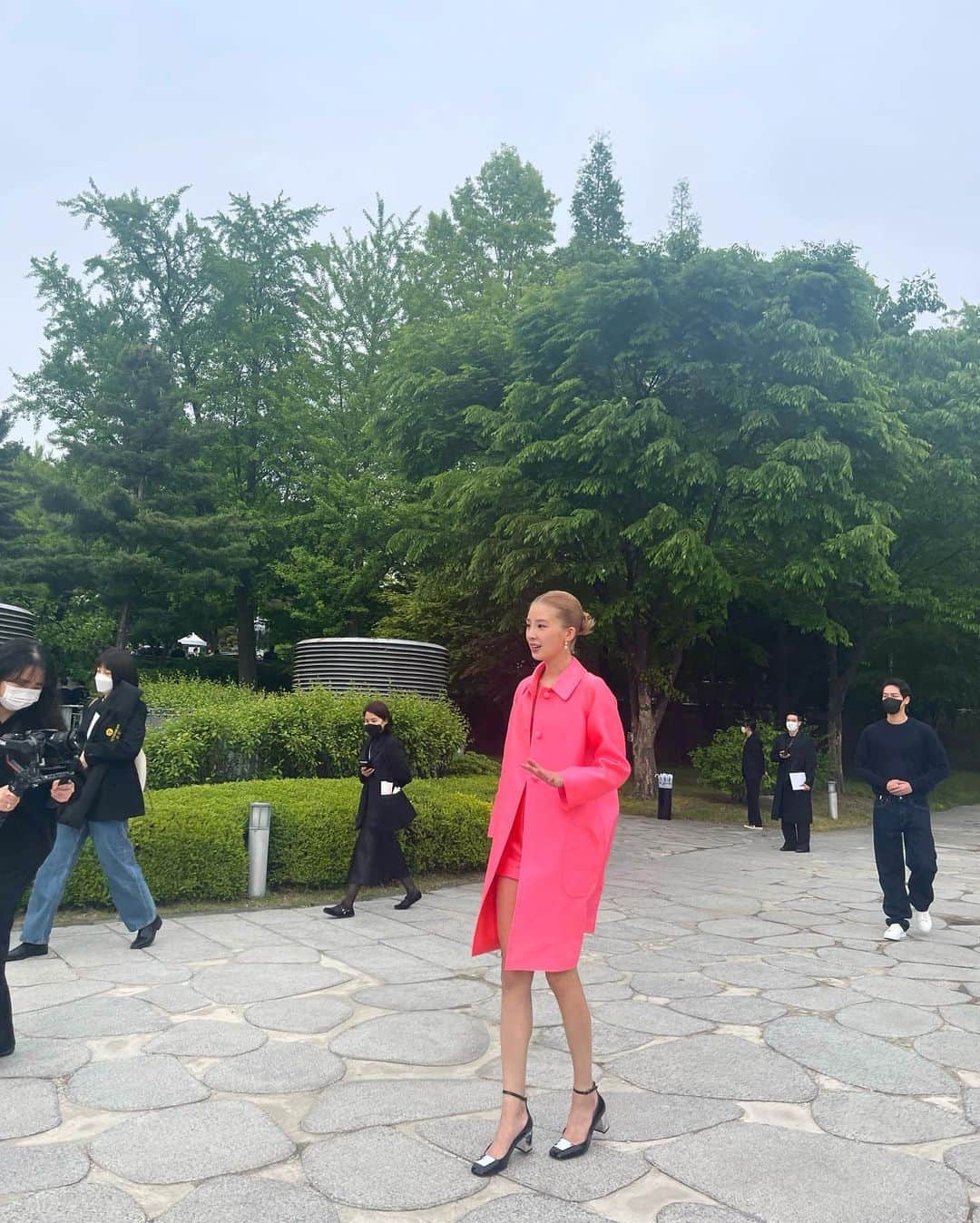 アイリーン・キムさんのインスタグラム写真 - (アイリーン・キムInstagram)「What a beautiful & meaningful @Dior show in Seoul today! Thank you @MariaGraziaChiuri for taking the time to chat with me and @voguekorea 💖 You are an inspiration to women all over the world 🌎✨ #DiorFall22 #Dior」4月30日 21時51分 - ireneisgood