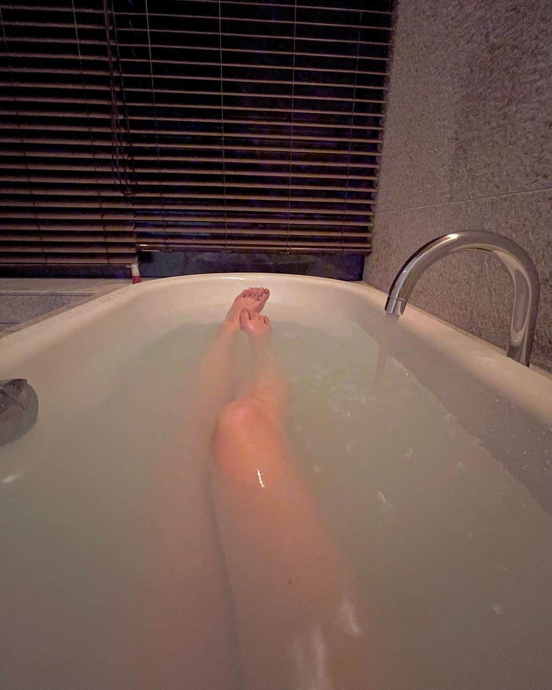 のインスタグラム：「🛁 お部屋のお風呂💓🛁☺️✨  1週間くらい この街に居られたら楽しそう🧜🏻‍♀️  #吉山りさ #美容 #フリーモデル #フリーランスモデル  #instagood #instalike  #instapic  #アラフォーママ  #モデル #写真 #instamodel #model  #single #mom #Japanese #40代ファッション #40代  #温泉 #温泉ソムリエ #お酒 #お風呂 #バスタオル #温泉女子 #모델 #バスタイム #bathtime  @hotelkeyforesthokuto」