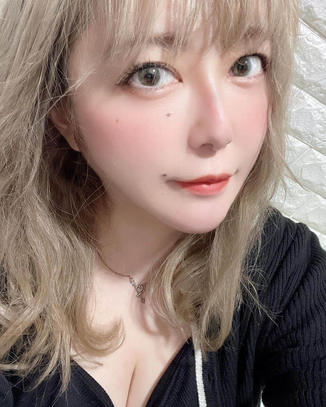 滝川かのん（三城ありさ）のインスタグラム：「昨日は久しぶりの収録で、ヘアメしてもらったのに雨やばくて髪の毛ぐちゃぐちゃ( ◜ω◝ )  情報解禁まで暫しお待ちをー！  最近可愛くなりたい欲がとても強い。 でもどうしたら可愛くなれるのか、 分からなくて悩んでます😂  #収録でした  #収録 #お仕事 #japanesegirl  #お疲れ様でした  #眠い  #悩み #ヘアメ」