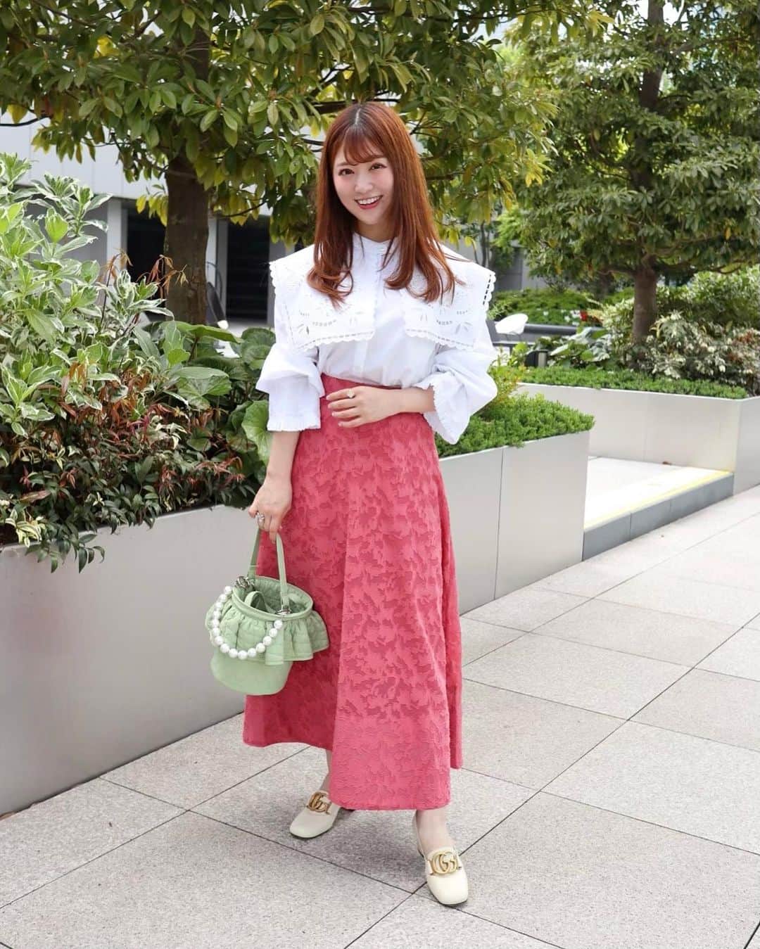のインスタグラム：「💚🌷#休日コーデ 🌷💚 * blouse @apuweiser_official  skirt @kuih_store bag @setsuko_sagittaire  shoes @gucci   【#kuih】のスカートは繊細なジャガードレースと ピンクのお色味が可愛い🥰 ハリ感のあるキレイなフレアシルエット、 上品なゴールドファスナーも素敵です💓  20％オフでお得にお買い物ができる、 GW限定クーポンが5月9日の14時まで出ていて、 このスカートもクーポン対象商品になってました❣️ （※クーポンは新作・予約商品は対象外）  新作が10%オフでお得に買える【kuih割】は、 GW中はmax30％オフになってるので、 ぜひ見てみてくださいね〜💕  ▶︎ @kuih_store  #クイ #kuih #kuihst  #mai153 #153cm #153cmコーデ  #Sサイズコーデ #Sサイズ #おちび #おちびコーデ　　 #ootd #fashion #coordinate  #fashionblogger #コーディネート #小柄コーデ #ファッション」