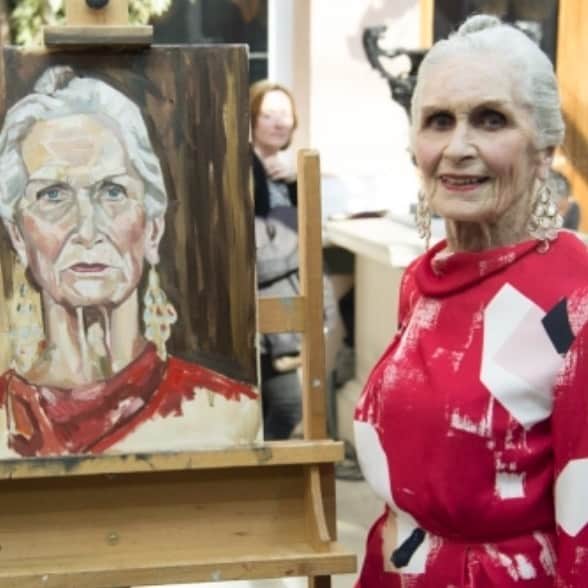 ダフネ・セルフのインスタグラム：「#tb to Portrait Of The Year for Sky 📺. #portraitoftheyear #skytv  #portrait  #greyhair  #advancedstyle  #painting  @models1」