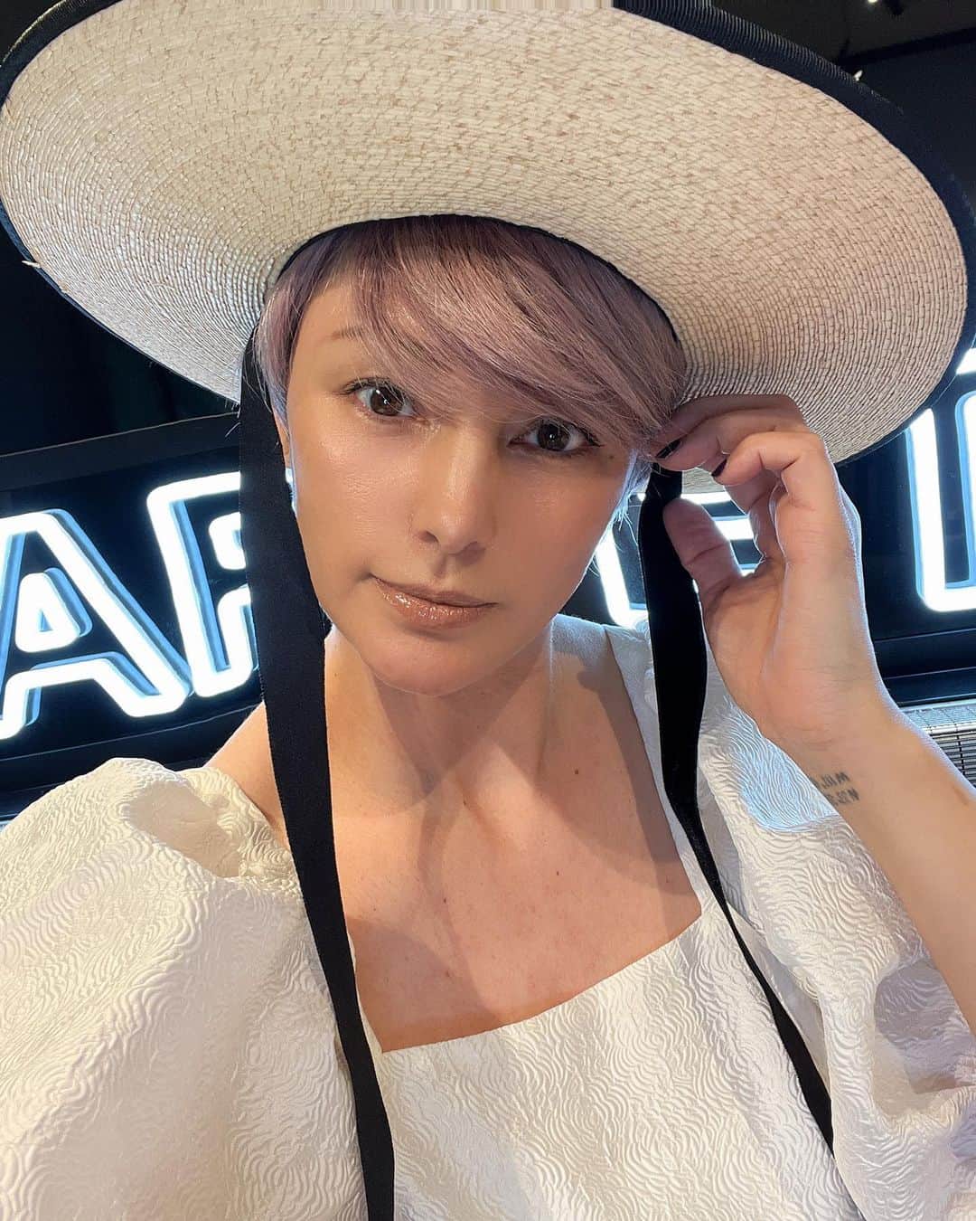 のインスタグラム：「今日も皆さま有難うございました❣️  ストーリーの方に  ANNA's selectを  貼り付けていますので、  クリックしてみて下さい😊  お買い物をされる方の、  クーポンコードは、  ANNAFFJ10  10%off  税込み16,000以上をお買い上げの方になります😊  期間は5月10日までに  対象外のアイテムもありますので。。。  @farfetch   @farfetchjapan   素敵なモノがたくさん💕💕💕💕  #インスタライブ #ストローハット  #トレンド」
