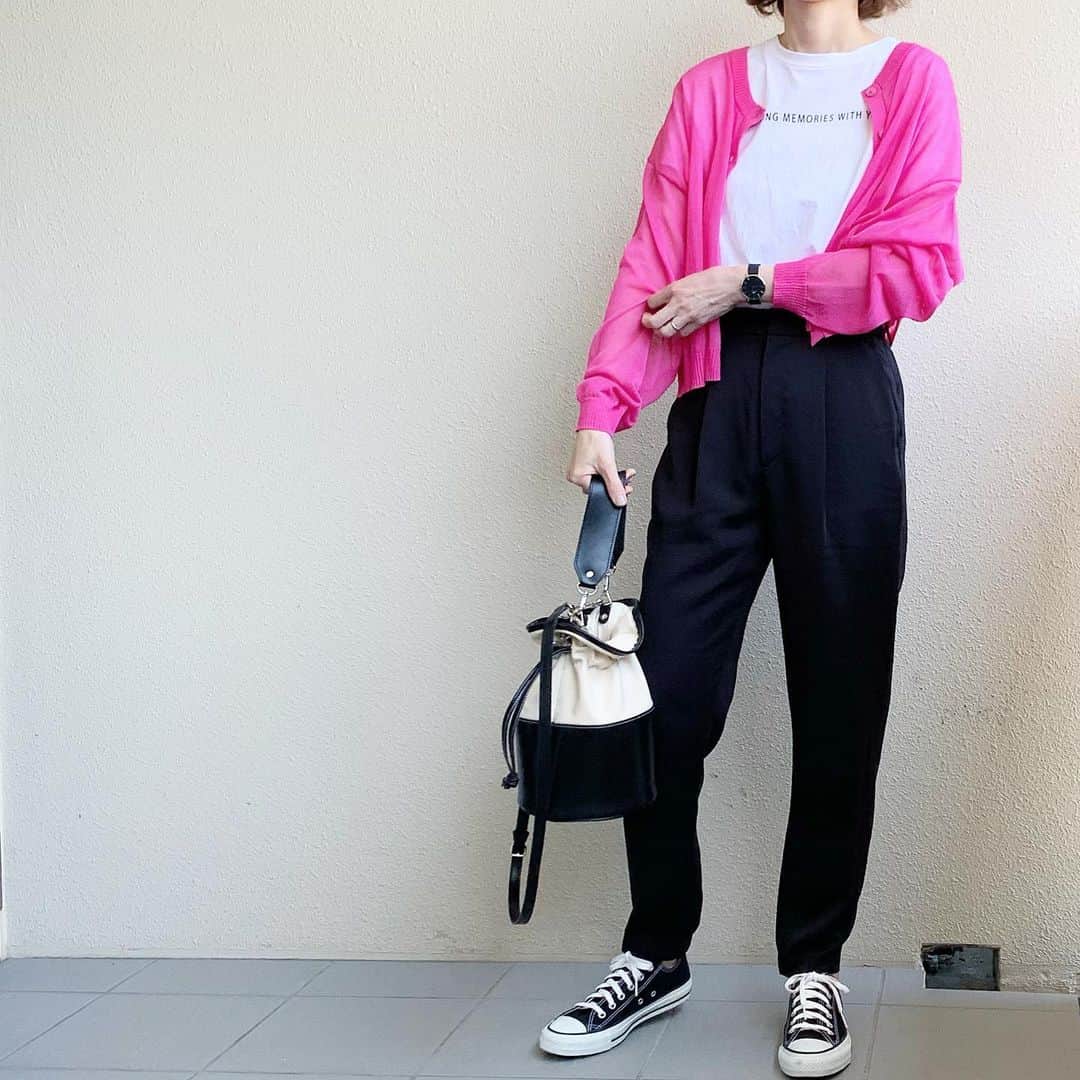 sayasu__のインスタグラム：「2022.4.3  この前の全身バージョン🙏🏻  @uniqlo で買った #シルフィールジョガーパンツ  この前えりちゃんと UNIQLO行った時に えりちゃんが試着してて 良かったで！って言ってたから 私も試着して買った🤣  ・  めちゃ話変わるけど 今宅配クリーニング調べてて (保管もしてくれるところの) コートとかって場所取るから ないとすっきりするかなっと 思って試そうか悩み中…🤔  #uniqlo#ユニクロ#rectangle#レクタングル#zara#ザラ#converse#コンバース  アイテム詳細はトップページのPARTEから飛べます✨ ※※※※※※※※※」