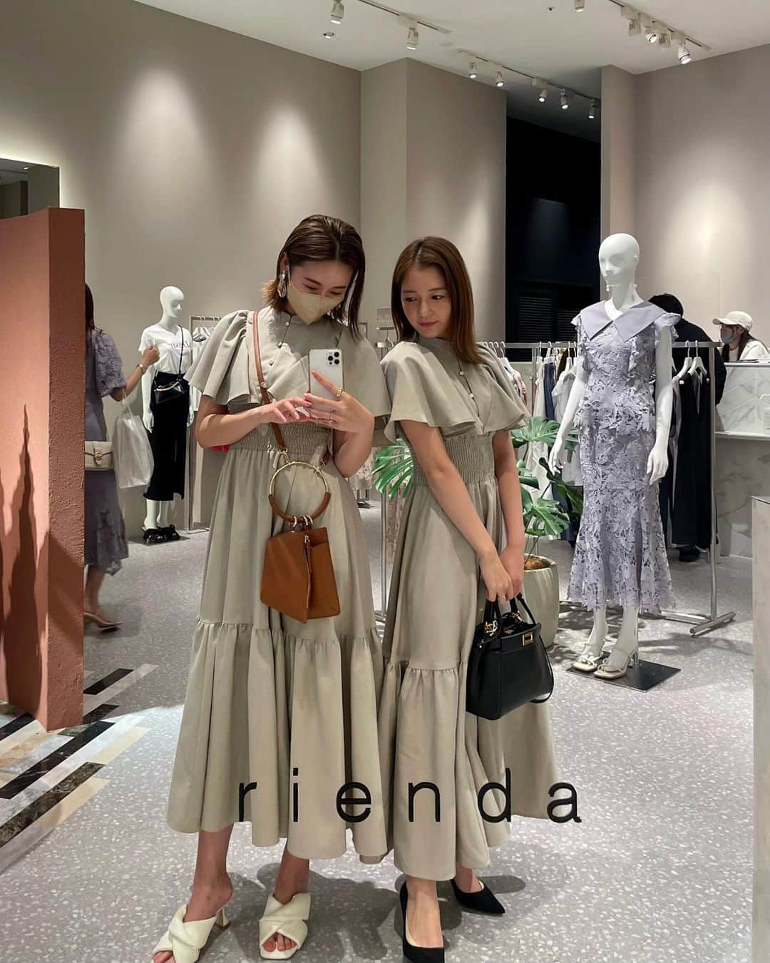 岩本知世さんのインスタグラム写真 - (岩本知世Instagram)「riendaの横浜ららぽーとのプレオープンに行ってきた〜🫶❤️‍🔥 というより、のんに会いに行った🥹 安定の可愛いさだったわ。  . . riendaって年々可愛いくなってくね... しかしさ、スタッフさん皆可愛いすぎるしずっと皆ニコニコしてるし愛嬌が天使すぎるし良い匂いするし...笑 なんだい、この癒しの空間わ😂❤️ . . 疲れが一気に取れた時間でした😍 プレオープンおめでとうございます👏 . . #rienda#リエンダ#横浜ららぽーと #rienda横浜ららぽーと」4月30日 22時36分 - tomoyo_0605