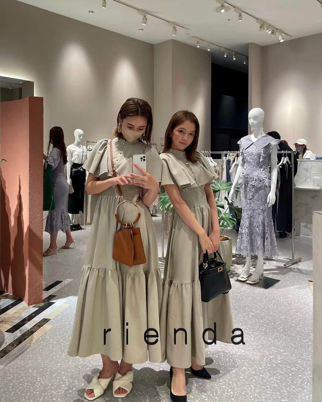 岩本知世のインスタグラム：「riendaの横浜ららぽーとのプレオープンに行ってきた〜🫶❤️‍🔥 というより、のんに会いに行った🥹 安定の可愛いさだったわ。  . . riendaって年々可愛いくなってくね... しかしさ、スタッフさん皆可愛いすぎるしずっと皆ニコニコしてるし愛嬌が天使すぎるし良い匂いするし...笑 なんだい、この癒しの空間わ😂❤️ . . 疲れが一気に取れた時間でした😍 プレオープンおめでとうございます👏 . . #rienda#リエンダ#横浜ららぽーと #rienda横浜ららぽーと」