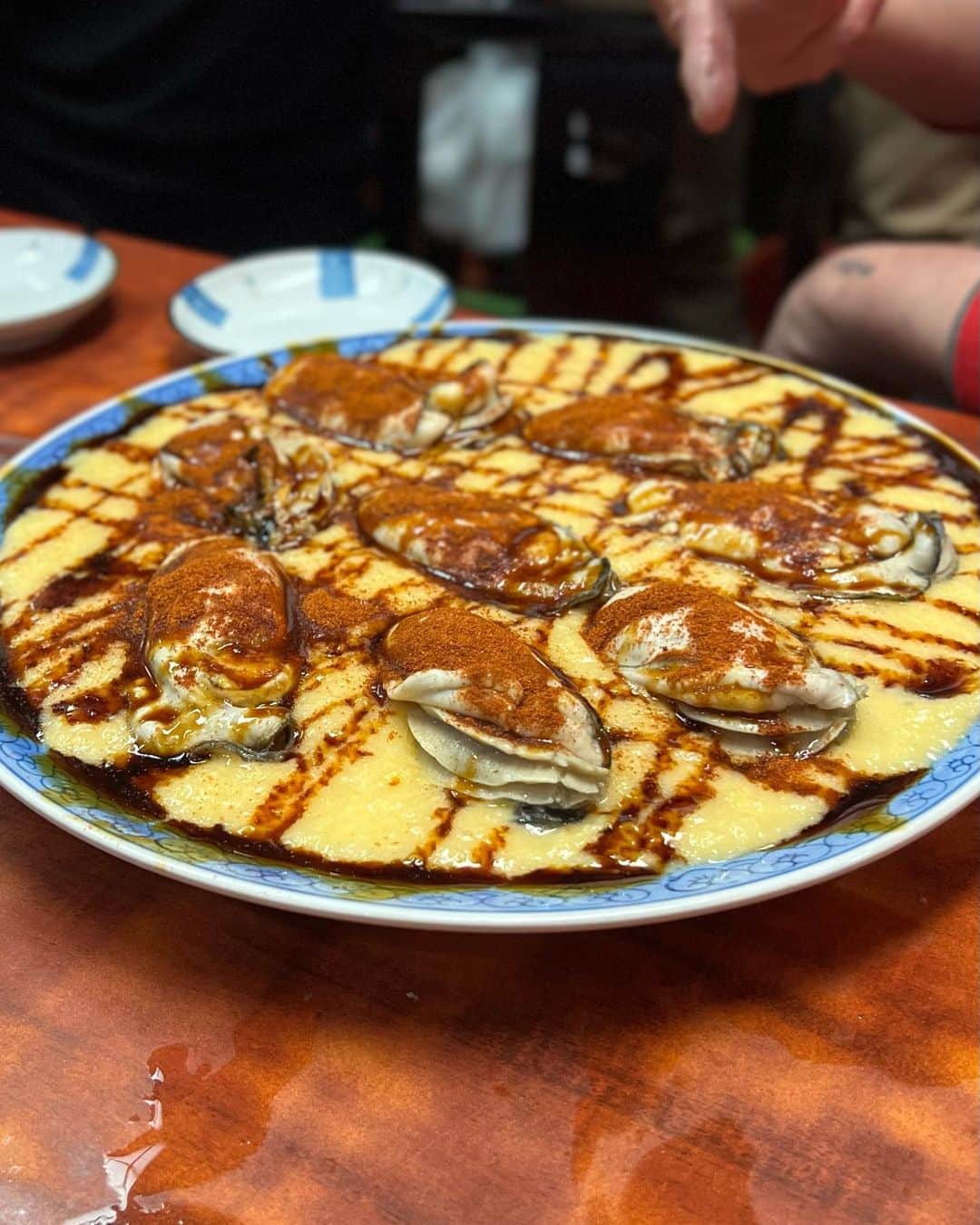 【えちえちグルメ】りょまにくさんのインスタグラム写真 - (【えちえちグルメ】りょまにくInstagram)「✔️東京 不動前 ✔️中華 好好（ハオハオ） --------------------------------------------------- 【グルメが好きで散々食べ歩きしてきましたが、この店主が過去一クセがすごいんじゃ〜！完全会員制のワンオペ中華！】  ——店舗紹介—— 最近グルメ界隈で賑わいを見せている 完全会員・紹介制の中華料理 ハオハオさん  場所は五反田と不動前の中間くらいにあります ここの特徴はなんといっても「店主のクセ」  会員制というスタイルをとっているからこそ 郷に入っては郷に従え のスタイル 普通の飲食店ではお客様と言われるものの 良い意味で「お前」と呼んでいただき、まるで 家族同様の扱いをされます！笑  店主に気に入られると職業等で呼ばれます！ （例：医者、商社、和牛などなど） ちなみに僕はクリエイターでした。笑  ——食事内容——  アラカルト ●極みスープ わたりがに、伊勢海老、甘エビ ズワイガニ、バジル ●焼酎塩しじみ ●コブクロ刺し 豚、塩、胡麻油のみ エゴマの葉、バジル ●棒棒鶏 黒胡麻、ラー油 ●空芯菜 ●水餃子 ●エビチリ きのこの出汁、隠し味は青唐辛子 ●蟹焼きそば ●魯肉飯  スペシャリストは魯肉飯 ￥7,700の限定ロンTの購入者しか 注文することができない伝説のメニュー これがまた やみつきになるメニュー 〆として注文しましたが、 8人で4合食べました！  次は6月！ ご馳走様でした！  ——利用時—— 平日ディナー  ——利用シーン—— 友人と(８名)  ——予約—— あり  Instagram：＠echiechi.gourmet Tiktok：＠echiechi.gourmet  ---------------------------------------------------- ◆ジャンル： 中華料理 ◆食べログ： ３．４３ ◆１人予算：ディナー ¥10000-15000 ◆最寄駅：六本木駅  #東京グルメ #東京ランチ #東京ディナー #五反田グルメ #五反田ランチ #五反田ディナー #不動前グルメ #不動前ランチ #不動前ディナー #恵比寿グルメ #恵比寿ランチ #恵比寿ディナー #中華料理 #完全紹介制 #完全会員制 #好好 #ハオハオ #ワンオペ  #卵 #黄身 #卵黄 #egg #yolk #eggporn #yolkporn」4月30日 23時03分 - echiechi.gourmet