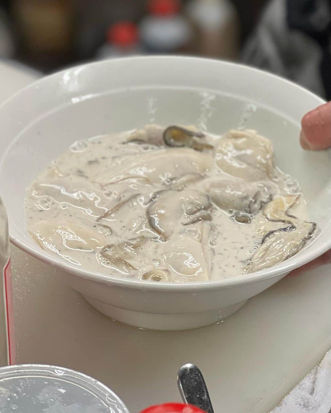 【えちえちグルメ】りょまにくさんのインスタグラム写真 - (【えちえちグルメ】りょまにくInstagram)「✔️東京 不動前 ✔️中華 好好（ハオハオ） --------------------------------------------------- 【グルメが好きで散々食べ歩きしてきましたが、この店主が過去一クセがすごいんじゃ〜！完全会員制のワンオペ中華！】  ——店舗紹介—— 最近グルメ界隈で賑わいを見せている 完全会員・紹介制の中華料理 ハオハオさん  場所は五反田と不動前の中間くらいにあります ここの特徴はなんといっても「店主のクセ」  会員制というスタイルをとっているからこそ 郷に入っては郷に従え のスタイル 普通の飲食店ではお客様と言われるものの 良い意味で「お前」と呼んでいただき、まるで 家族同様の扱いをされます！笑  店主に気に入られると職業等で呼ばれます！ （例：医者、商社、和牛などなど） ちなみに僕はクリエイターでした。笑  ——食事内容——  アラカルト ●極みスープ わたりがに、伊勢海老、甘エビ ズワイガニ、バジル ●焼酎塩しじみ ●コブクロ刺し 豚、塩、胡麻油のみ エゴマの葉、バジル ●棒棒鶏 黒胡麻、ラー油 ●空芯菜 ●水餃子 ●エビチリ きのこの出汁、隠し味は青唐辛子 ●蟹焼きそば ●魯肉飯  スペシャリストは魯肉飯 ￥7,700の限定ロンTの購入者しか 注文することができない伝説のメニュー これがまた やみつきになるメニュー 〆として注文しましたが、 8人で4合食べました！  次は6月！ ご馳走様でした！  ——利用時—— 平日ディナー  ——利用シーン—— 友人と(８名)  ——予約—— あり  Instagram：＠echiechi.gourmet Tiktok：＠echiechi.gourmet  ---------------------------------------------------- ◆ジャンル： 中華料理 ◆食べログ： ３．４３ ◆１人予算：ディナー ¥10000-15000 ◆最寄駅：六本木駅  #東京グルメ #東京ランチ #東京ディナー #五反田グルメ #五反田ランチ #五反田ディナー #不動前グルメ #不動前ランチ #不動前ディナー #恵比寿グルメ #恵比寿ランチ #恵比寿ディナー #中華料理 #完全紹介制 #完全会員制 #好好 #ハオハオ #ワンオペ  #卵 #黄身 #卵黄 #egg #yolk #eggporn #yolkporn」4月30日 23時03分 - echiechi.gourmet