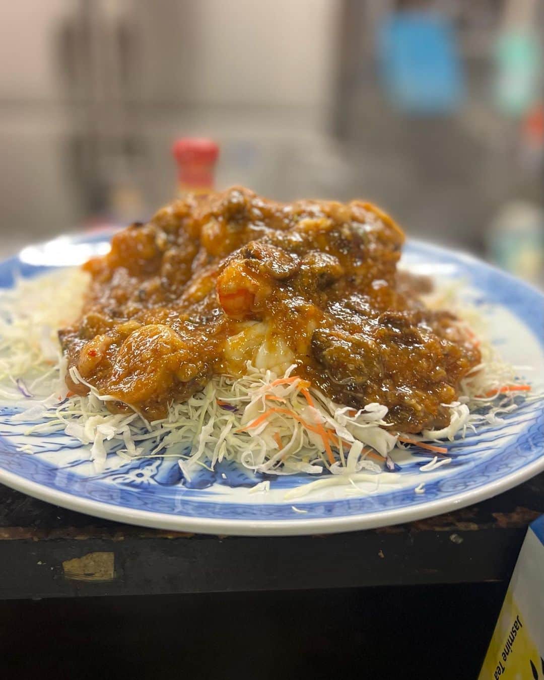【えちえちグルメ】りょまにくさんのインスタグラム写真 - (【えちえちグルメ】りょまにくInstagram)「✔️東京 不動前 ✔️中華 好好（ハオハオ） --------------------------------------------------- 【グルメが好きで散々食べ歩きしてきましたが、この店主が過去一クセがすごいんじゃ〜！完全会員制のワンオペ中華！】  ——店舗紹介—— 最近グルメ界隈で賑わいを見せている 完全会員・紹介制の中華料理 ハオハオさん  場所は五反田と不動前の中間くらいにあります ここの特徴はなんといっても「店主のクセ」  会員制というスタイルをとっているからこそ 郷に入っては郷に従え のスタイル 普通の飲食店ではお客様と言われるものの 良い意味で「お前」と呼んでいただき、まるで 家族同様の扱いをされます！笑  店主に気に入られると職業等で呼ばれます！ （例：医者、商社、和牛などなど） ちなみに僕はクリエイターでした。笑  ——食事内容——  アラカルト ●極みスープ わたりがに、伊勢海老、甘エビ ズワイガニ、バジル ●焼酎塩しじみ ●コブクロ刺し 豚、塩、胡麻油のみ エゴマの葉、バジル ●棒棒鶏 黒胡麻、ラー油 ●空芯菜 ●水餃子 ●エビチリ きのこの出汁、隠し味は青唐辛子 ●蟹焼きそば ●魯肉飯  スペシャリストは魯肉飯 ￥7,700の限定ロンTの購入者しか 注文することができない伝説のメニュー これがまた やみつきになるメニュー 〆として注文しましたが、 8人で4合食べました！  次は6月！ ご馳走様でした！  ——利用時—— 平日ディナー  ——利用シーン—— 友人と(８名)  ——予約—— あり  Instagram：＠echiechi.gourmet Tiktok：＠echiechi.gourmet  ---------------------------------------------------- ◆ジャンル： 中華料理 ◆食べログ： ３．４３ ◆１人予算：ディナー ¥10000-15000 ◆最寄駅：六本木駅  #東京グルメ #東京ランチ #東京ディナー #五反田グルメ #五反田ランチ #五反田ディナー #不動前グルメ #不動前ランチ #不動前ディナー #恵比寿グルメ #恵比寿ランチ #恵比寿ディナー #中華料理 #完全紹介制 #完全会員制 #好好 #ハオハオ #ワンオペ  #卵 #黄身 #卵黄 #egg #yolk #eggporn #yolkporn」4月30日 23時03分 - echiechi.gourmet