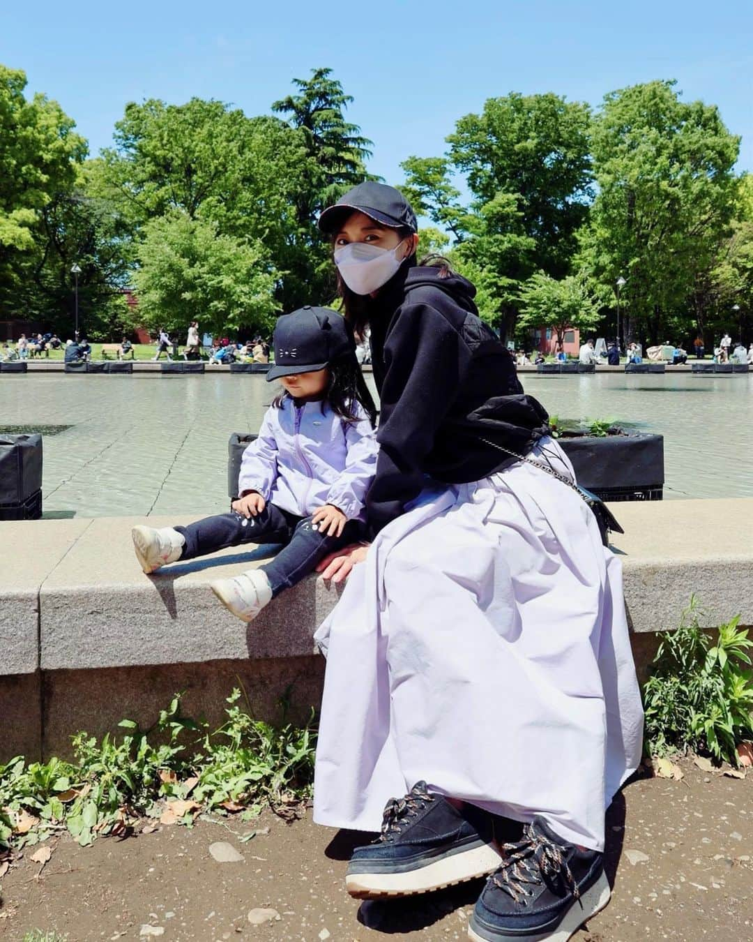 繁田美貴さんのインスタグラム写真 - (繁田美貴Instagram)「*＊ 洋服が大好きな娘。 基本的には何を着るか娘自身に選ばせて、 その後、可能な範囲で私が寄せにいきます。 「これ着たらママとおそろいだね〜」なんて 私から誘導することもありますが(笑) 最近の楽しみ & 幸せです♪ #親子リンクコーデ #👩‍👧 #2歳 #育児日記 #おそろい！とはしゃぐ娘と #デレる私 が、最近我が家でよく見られます #娘ぱんだ日々成長中」4月30日 23時45分 - handa_miki