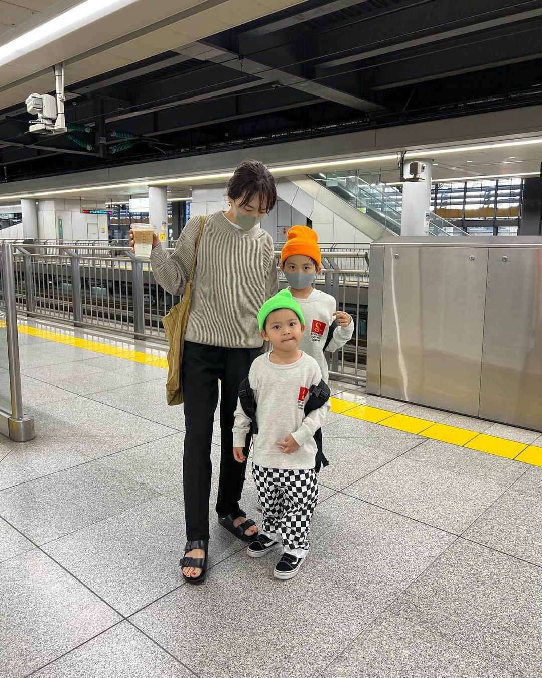 のインスタグラム：「ＧＷは関西へ🚄 またお義姉さんのお家にお世話になります🏡  到着早々、息子達はもう自分の家のようにくつろいでた🌈  そして、お義母さん＆お義姉さんごはんは今回も初日からすんごいです👩🏻‍🍳」
