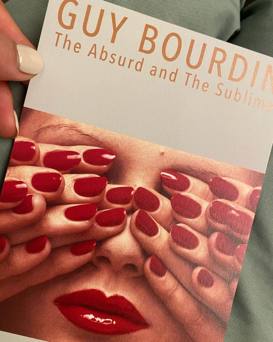 風間ゆみえのインスタグラム：「GUY BOURDIN The Absurd and The Sublime  日帰りで急遽出かけたkyotographie。 どれくらい混み合うのだろう、ゴールデンウィークの京都は初めてで、スケジュール調整も含めて昨晩まで悩んでいたけど、やはり来れて良かった。  嵐で浄化された、澄み渡る青空と心地良い微風の吹く京の都。  時代が変化した今も、色鮮やかにドラマティック。  #京都文化博物館 別館 #ギイブルダン  @guybourdinofficial  @kyotographie」
