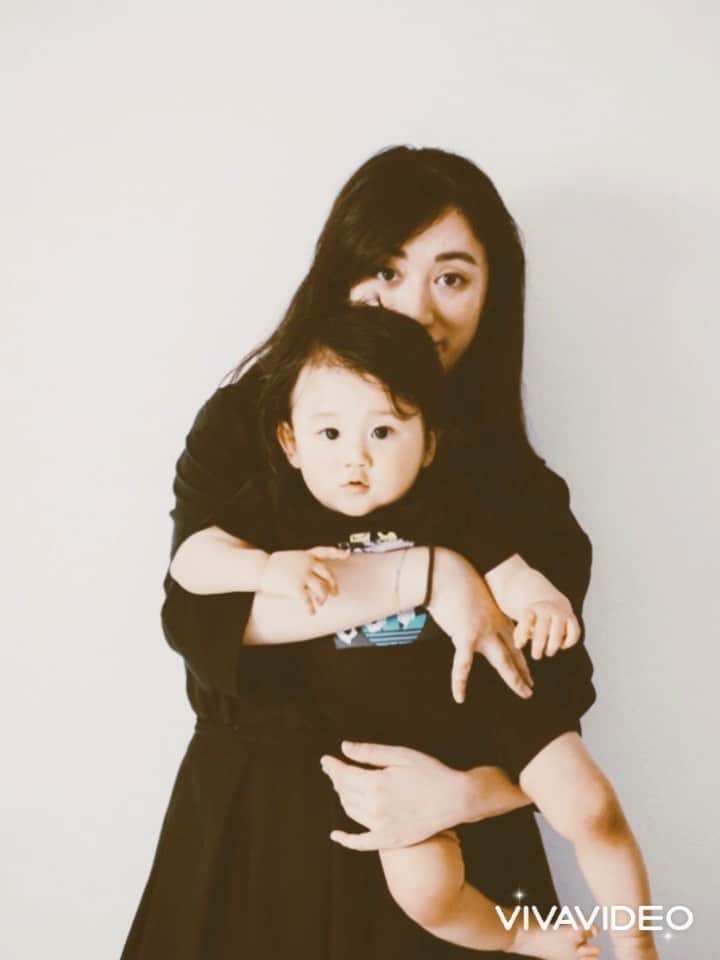 のインスタグラム：「ジョアン ５歳のお誕生日おめでとう🎉🎂🎁  #2017年5月1日産まれ オギャーッ👶🏻🌎ってこの世に誕生して  まだまだ幼稚なジョアンが５歳になったなんて信じられないな🤭  個性があっていつも自分の世界観の中で生きている自由奔放な性格で🦖 まだまだ心配が絶えないけど…  去年 #発達障害 が分かってから… 先月から#療育 も通い初めてまだ成果はわからないけど長い目でジョアンのペースで成長見守っているところです🐝🌱  とにかく楽しんで 遊ぶ場所❗️な感覚みたいだから本人も色々な知育遊びやからだを動かす遊びが出来て楽しそう〜  ジョアンは、ひととのコミュニケーションを取ることが苦手だから(特に同級生ぐらい) それを克服出来たら良いな。  あとは小学生になるまでに座っていないといけない時に座っていられるか🪑  すーぐ走る💨回る🌀飛ぶっ🐸 気持ちを落ち着かせてくれるのも理想。  オムツもまだ取れてませんから😂 (💩だけオムツじゃないと嫌なこだわり)  よそはよそ。うちはうち🏠👍  周りの子が出来ていても、我が子に合わせた子育てでいいやん😊✨🌷  愛情たっぷりこれからもパパ、ママ、周りのみんなに可愛がられて成長してね💜  本当にこんな可愛いジョアンに出会えて良かった。Bちゃんありがとう。感謝👨‍👩‍👦‍👦  最近やっっっと👶🏻弟が可愛くなったみたいでお兄ちゃんに目覚めたジョアン君👏🏻👏🏻 (いや、もぅ生まれて7ヶ月やけど😂)  Baby泣いてたら耳を塞いでた🙉ジョアンが 今ではおしゃぶりやオモチャを持ってきてくれたり、  私が家事で離れるとジョアンがBaby隣に行って手を繋いでたり、ブランケットをかけてあげたり、とにかく何も言っていないのに 世話をやいてくれます🥺✨  りあん👶🏻もジョアンが大好きでニコニコ嬉しそうにしている2人を見るのがここ最近で一番癒される瞬間💘💘  愛しい存在が2人も居て 忙しいっっ笑  長々すいません🙇🏼‍♀️最後まで読んでくれてありがとうございます🌼  起きたらジョアンの誕生日パーティーが楽しみだなあ🎂🎉🎁🏠👨‍👩‍👦‍👦」