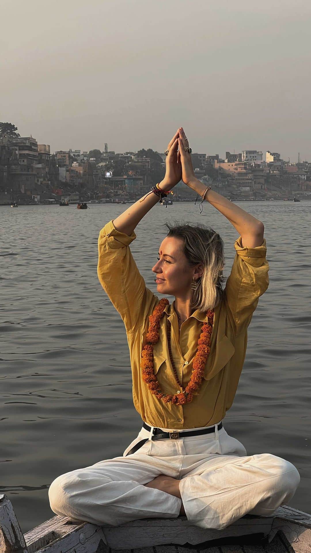 Nataly Osmannのインスタグラム：「When you are in the sacred city of Kashi, city of Shiva, you find yourself in another world where time simply doesn’t exist. The city where the Ghat lights are on for thousands of years is what really makes you be somewhere between life and death. @followmeto India.  Great video by @tegshiva  Когда ты попадаешь в священный город Каши, город Шивы, ты попадаешь в другое пространство, времени здесь нет. Город, в котором тысячи лет не гаснут огни тхатов, безусловно вводит тебя в промежуточное состояние между жизнью и смертью. Счастлива открывать Индию нашей группе ❤️ Спасибо за такое сильное видео @tegshiva」