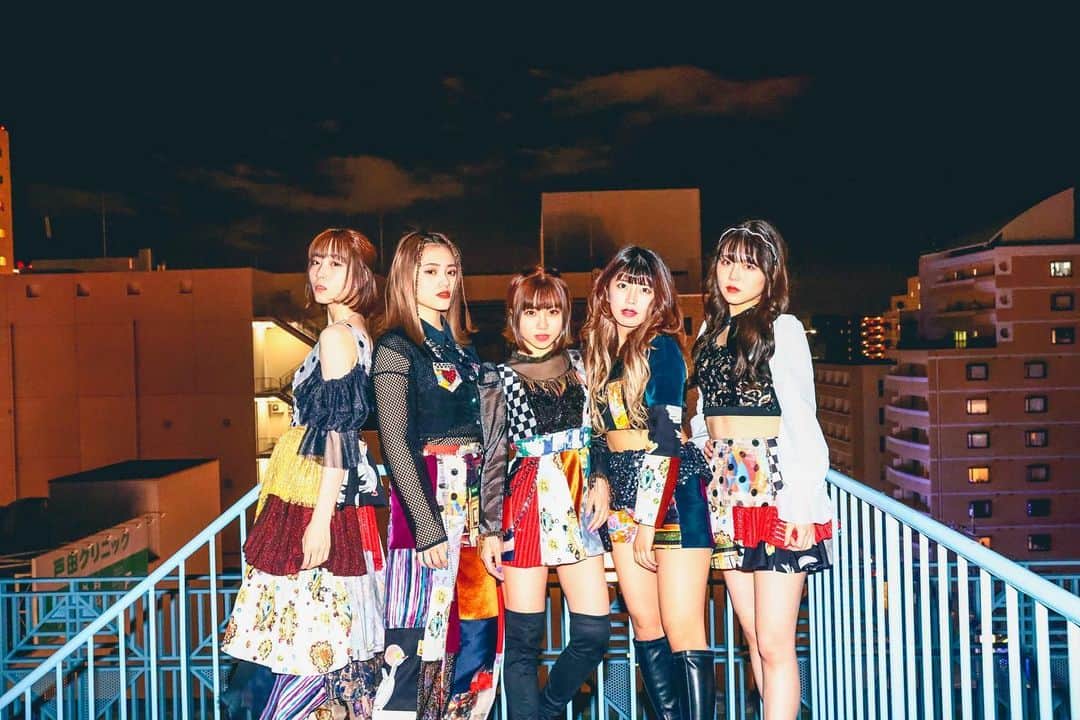 MANA（宮本茉奈）のインスタグラム：「10年間、とびっきり幸せでした！  あの日、芸能界に入ると 決めた自分を褒めたいです  あなたのその決断のおかげで たくさんの宝物に出会えたよ、と。  マイナ、エオン、ユウナ、ルナ 先に卒業した3人のメンバー たくさんのスタッフさん aKind そして、事務所の社長、先生。  まだまだ書ききれない 数えきれない出会いが こんなにも私を強くしてくれた  ステージを降りて、初めて 少しずつ実感が湧いてきて 今はまだ涙を止められないけど  抱えきれないほど受け取らせてもらった 愛と優しさを胸に、また明日へ。  出逢ってくれて、好きになってくれて 本当にありがとう。  あーーーーーー！楽しかった！！  本当に、本当にありがとうございました。  大阪☆春夏秋冬 MANAでした！  2012.04.29〜2022.04.30」