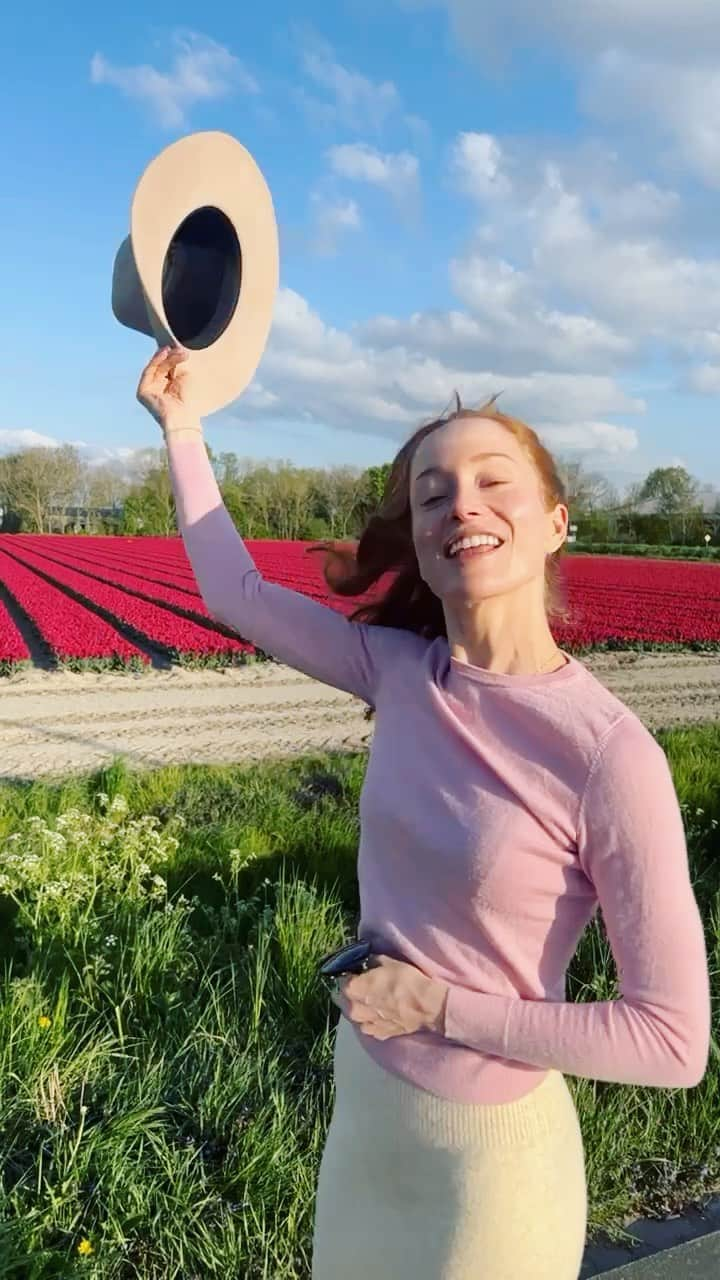 ロッテ・ヴァービークのインスタグラム：「Greetings from 🌷 land 🇳🇱 🐸」