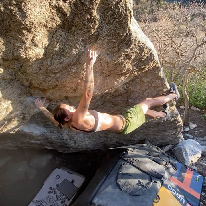 アレックス・ジョンソンのインスタグラム：「Hot money magic hour sesh on Beer Can Cave for around 10 points ft. @allisonvest   @marmot @evolv_worldwide @athleticbrewing @tensionclimbing @organicclimbing @hydroflask @trangoclimbing」