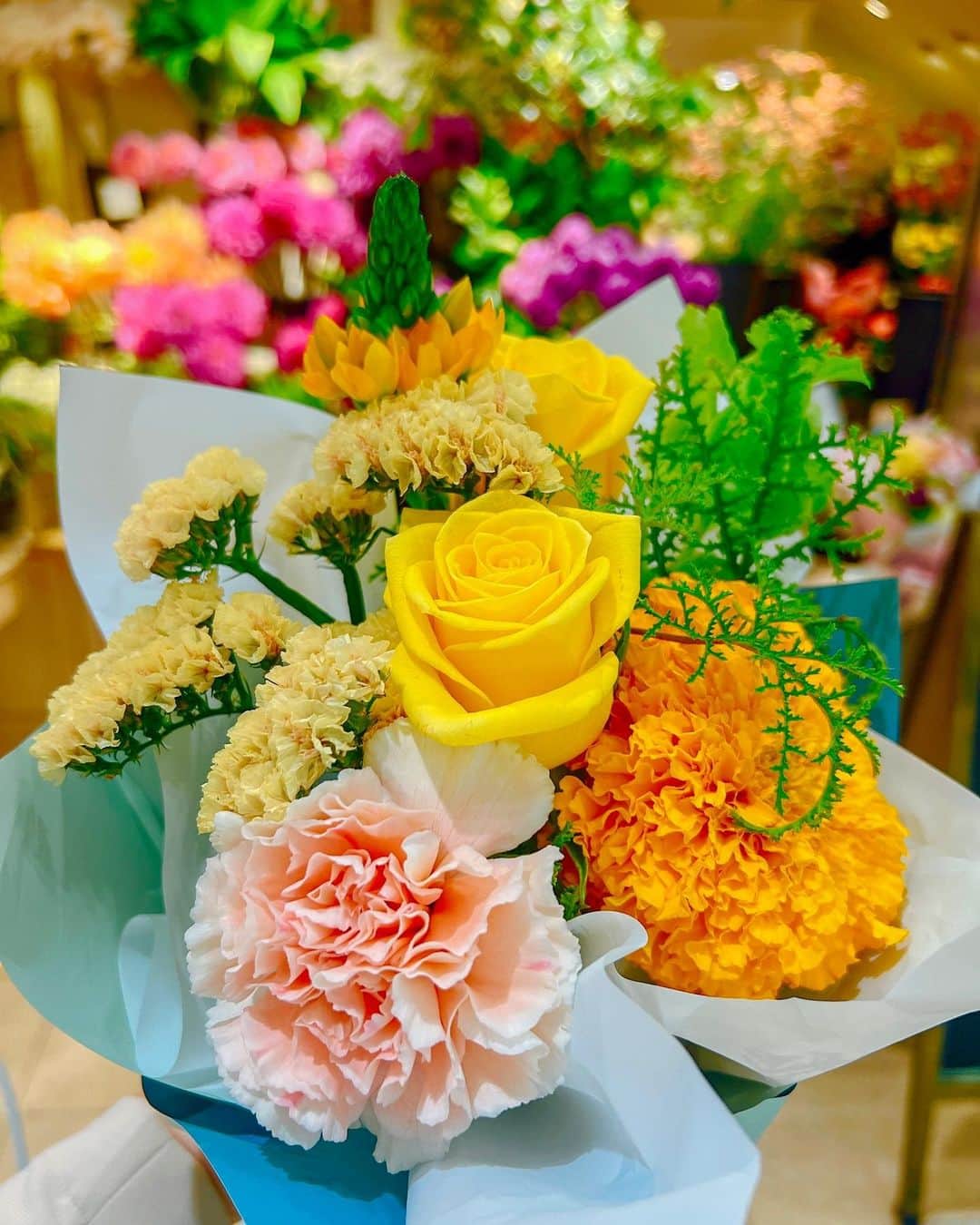 竹内里奈さんのインスタグラム写真 - (竹内里奈Instagram)「💐 この人にはこのお花が似合うなあって、 その人のイメージのお花ってありますよね🌼 花束は貰うのも贈るのも幸せな気持ちに♡ ・ ・ イメージカラーにぴったりの花束見つけた🌼 ・ ・ ・ #花束 #季節のお花 #花のある暮らし  #卒業」4月26日 20時26分 - rina.takeuch