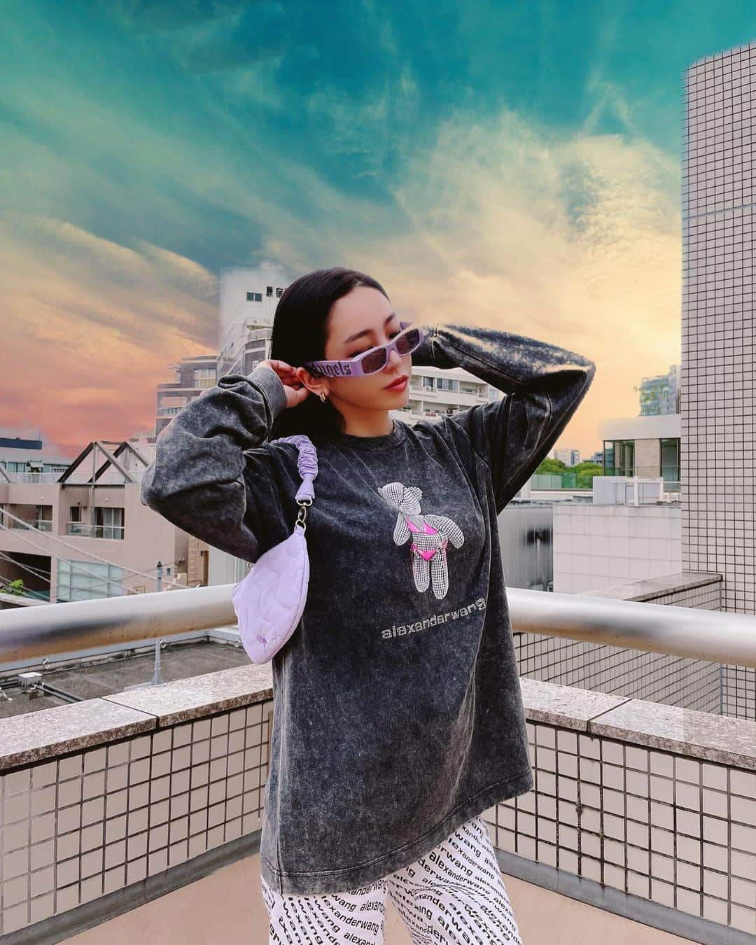 megbabyのインスタグラム：「いよいよ明日　@mgb_skin POPUP STORE🎪オープンです😳💜💜💜💜💜  ドキドキが止まりません🤯  来てくれるかな？😳  不安だから確認させて😂  #Popup限定ハイセラセットにしか付いてこないレアなパープルbag #みんなでおそろにしましょ💜」