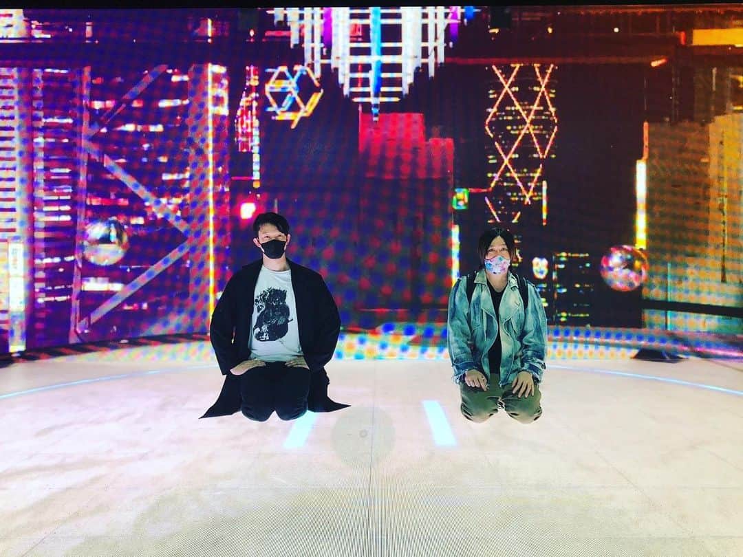伊藤陽佑のインスタグラム：「@piropiro_japan ピロさんが仕掛けている @red_tokyotower に潜入 with @higuchi0215 @tommydaidai   eスポーツ的なスペース満載だが、普通にレジャーとしてあそべる体験型アトラクションも多数  1枚目はXR空間ということで天井以外LEDだそうな  配信イベントにはかなり力を発揮しそう 場所も東京タワーだし推せる🗼 ピロさんありがとうございました😊」