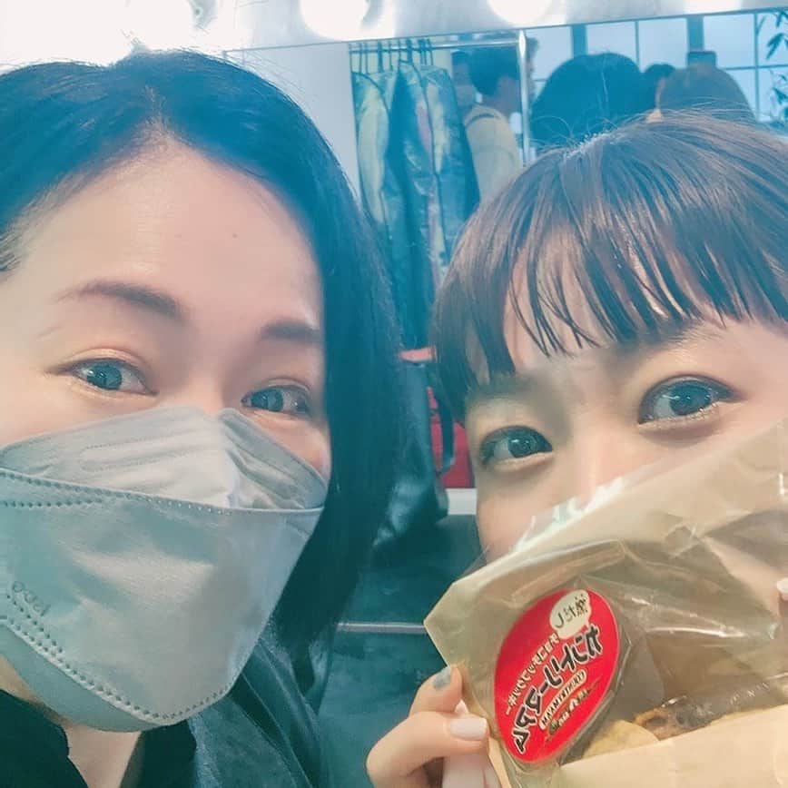 伊藤千晃のインスタグラム：「今日は岡田メイクでトキメキ日和でした🥰 ⁡ 窯だしカントリーマームをくれたのも、 ⁡ 岡田さんでした🍪 ⁡ @izumi.may   #窯だしカントリーマアム  #新しいことが始まる予感  ⁡」