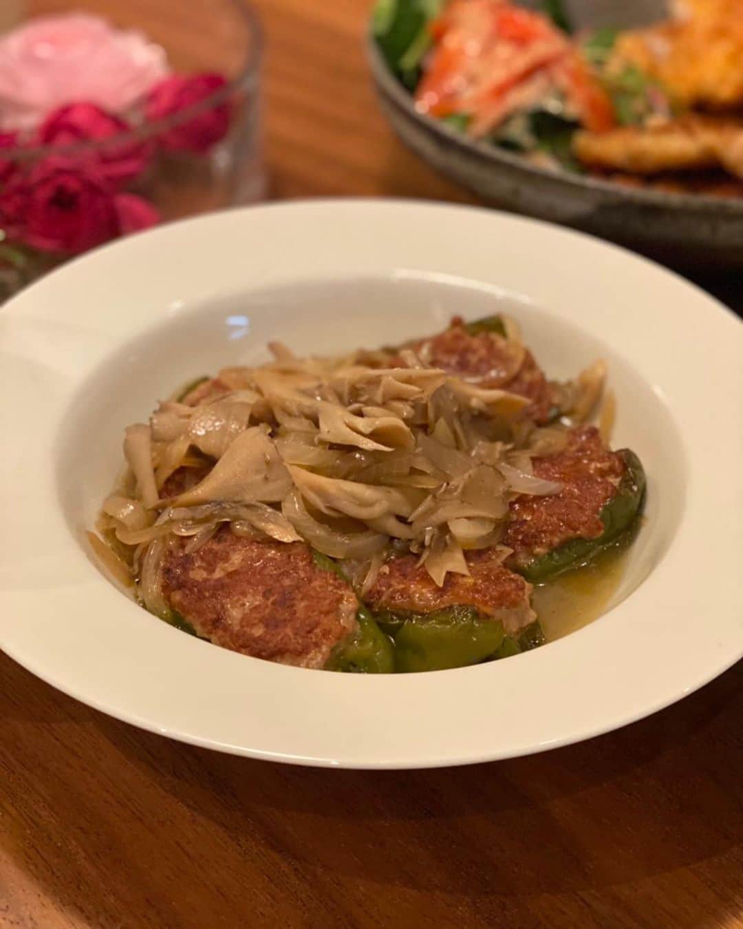 大政絢のインスタグラム：「#絢ご飯  ピーマンの肉詰め🫑玉ねぎを入れるのを忘れて後から玉ねぎ舞茸のお出汁をかけました😅  ひじきのサラダは1か月に二回ほど作ります。  #今日の絢ご飯#ピーマンの肉詰め」