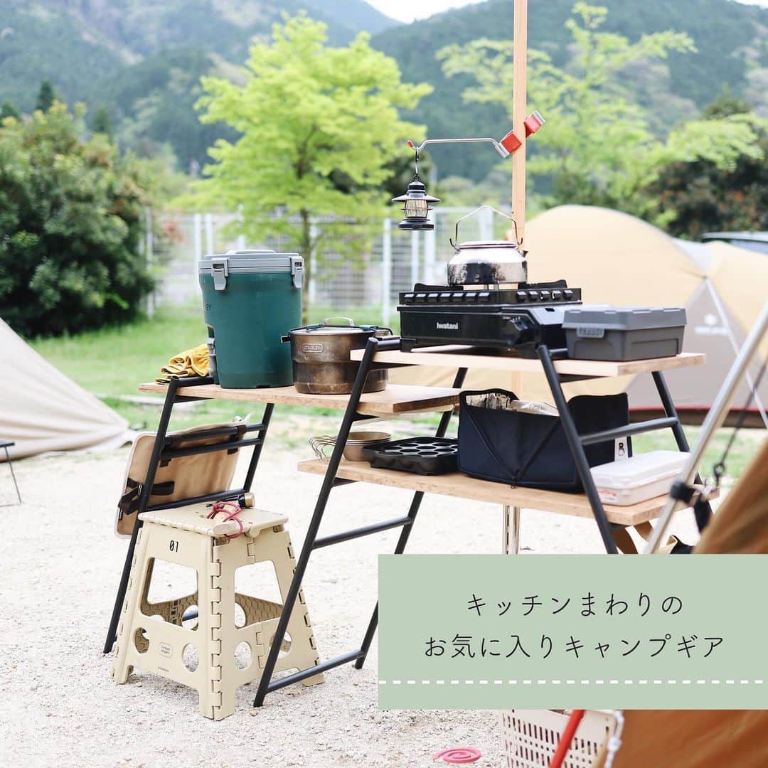 きなこのインスタグラム：「キャンプのキッチンスペース🏕 ホームセンターで買ってきた木材と、DODの《テキーラキッチンレッグ》を組み合わせて使っています。使い勝手もよく、毎回分解してコンパクトに車に載せられるので便利✨  週末のキャンプごはんは、たこ焼き×焼きそばでした。息子が喜ぶ最高の組み合わせ😋 コンロにぴったり合うたこ焼き用の鉄板を新しく買ったのでさっそく使ってみました。生地は家で混ぜてペットボトルに入れて持って行くと楽ちんです♪🐙  ▶︎詳細はハイライト"キャンプ"に☺︎」