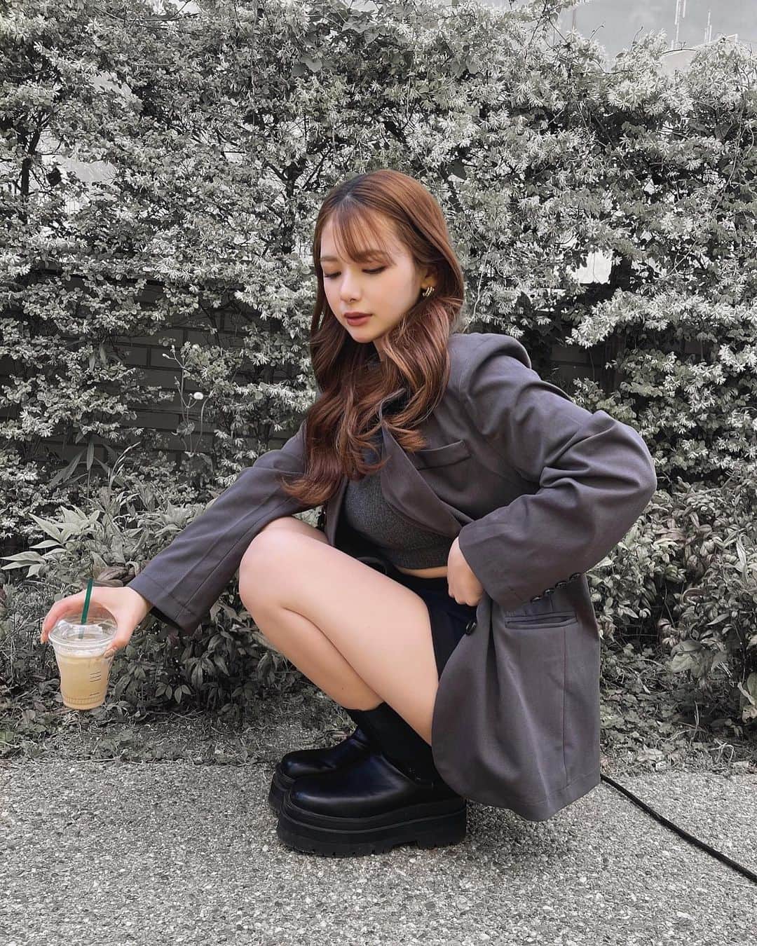 のインスタグラム：「.  美容day🌹 久しぶりに @oasis_osaka_official 行って全身スッキリ💆🏼‍♀️ 骨盤めっちゃ歪んでるらしくてこれから頑張って治していく💪🏻  @yu_ki0323_oasis さんお手伝い宜しくお願いします🥹🙏🏻w 美容鍼も安定に良き。 ちゃんっと顔のむくみとれて嬉し😌  . #fashion #coordinate #春コーデ #ママコーデ #女の子ママ」