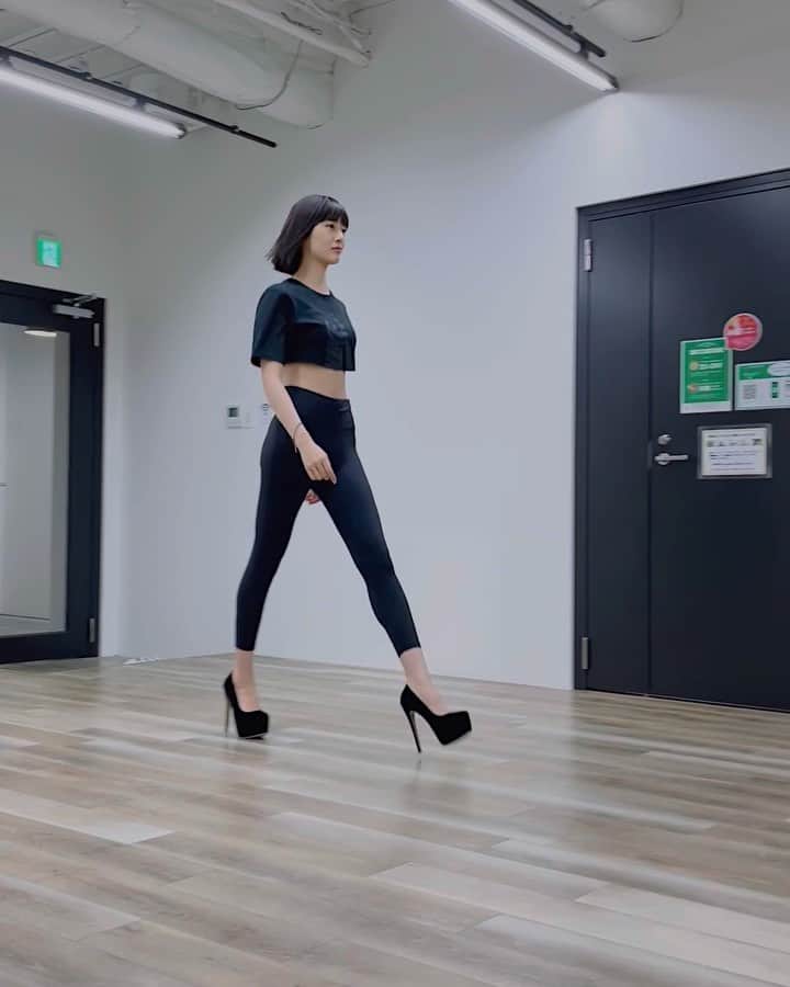 新井貴子のインスタグラム：「Day 3  15cmヒールの再来🕺🏻 ※ヒールで歩く練習ではなく、体幹を鍛え上げる為の訓練。  意識をより繊細に巡らせると、前回よりも自然に歩けるようになった🥹❤️‍🔥  限界なき成長と可能性を広げていく所存です。  #これで走れるようになったら動物」
