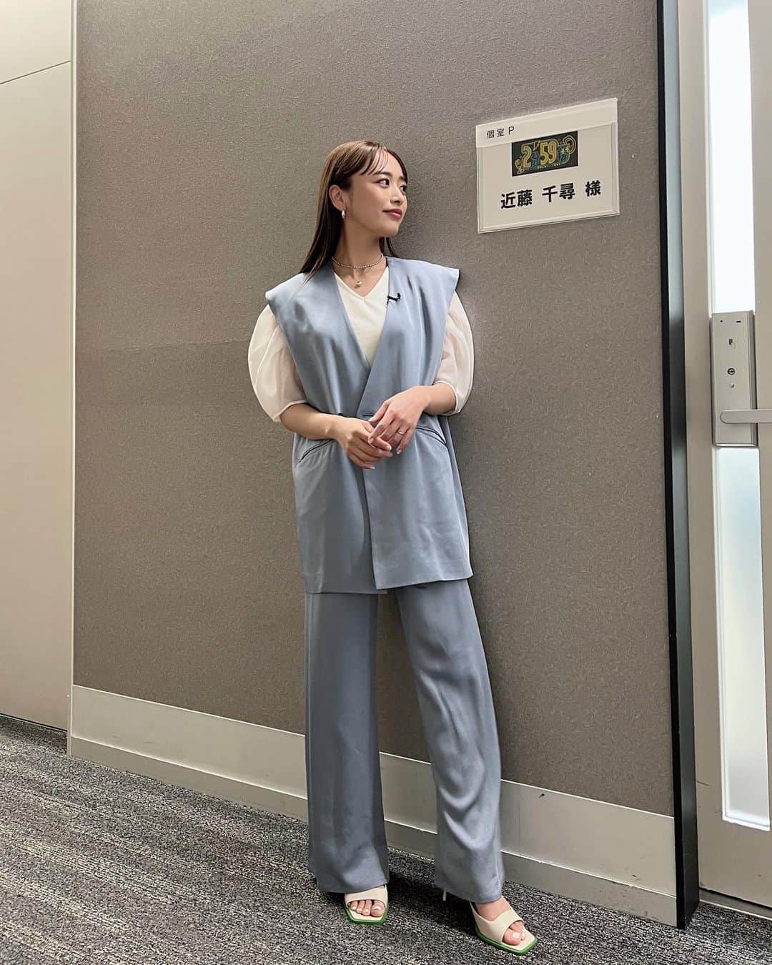 近藤千尋さんのインスタグラム写真 - (近藤千尋Instagram)「最近水色に目がいくなぁ🤍🧏🏻‍♀️ ハマるとその色ばかり収録で 着ちゃうよね😂笑  明日夜、テレ朝『2分59秒』でます📺 みてねー🫶🏻  セットアップ @miesrohe_  インナー @snidel_official  アクセサリー @e.m.portrait  シューズ @charleskeith_jp  ものもらい、めばちこ みんなはどっち？笑 左目にの涙袋にできちゃって 必死に目薬さしてますが治らず😭 明日は少し良くなりますように👁 みんなも気をつけてね😢💕  #この写真の時はまだ平気だなぁ」4月26日 21時45分 - chipichan.1215