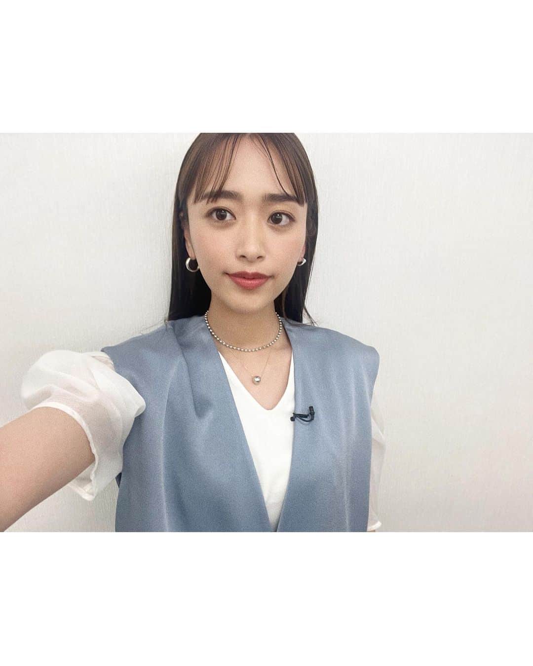 近藤千尋のインスタグラム：「最近水色に目がいくなぁ🤍🧏🏻‍♀️ ハマるとその色ばかり収録で 着ちゃうよね😂笑  明日夜、テレ朝『2分59秒』でます📺 みてねー🫶🏻  セットアップ @miesrohe_  インナー @snidel_official  アクセサリー @e.m.portrait  シューズ @charleskeith_jp  ものもらい、めばちこ みんなはどっち？笑 左目にの涙袋にできちゃって 必死に目薬さしてますが治らず😭 明日は少し良くなりますように👁 みんなも気をつけてね😢💕  #この写真の時はまだ平気だなぁ」
