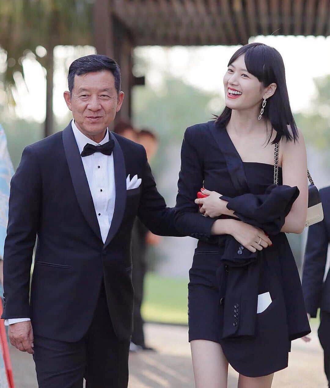 新井貴子のインスタグラム：「㊗️古希㊗  今日は父の70歳の誕生日🎂 ️ 母が亡くなってから、母の分まで愛情を注いでくれている父には感謝の気持ちでいっぱいです。  これからも家族の思い出をたくさん作ろうね！❤️  my hero!」