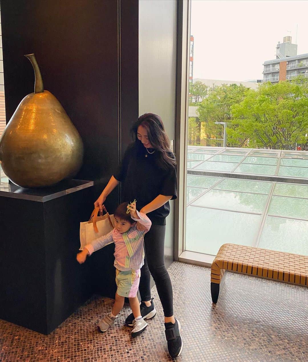 のインスタグラム：「今日は大好きなFamilyと Dinnerへ🍴🤍 2ヶ月ぶりに会えた幼馴染と Hugする姿が可愛らしかった❤️ #dinner #love」