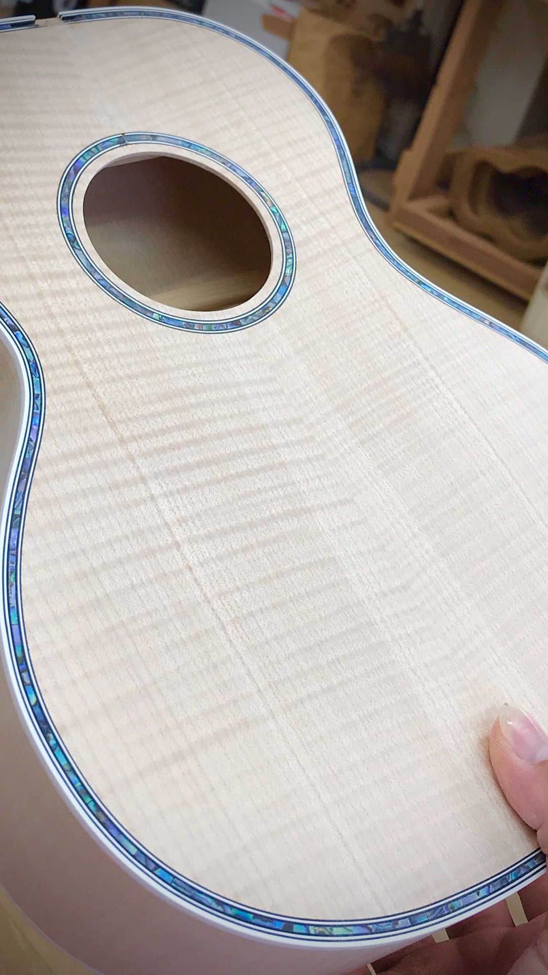 名渡山遼のインスタグラム：「How to make an ukulele 【abalone binding】」