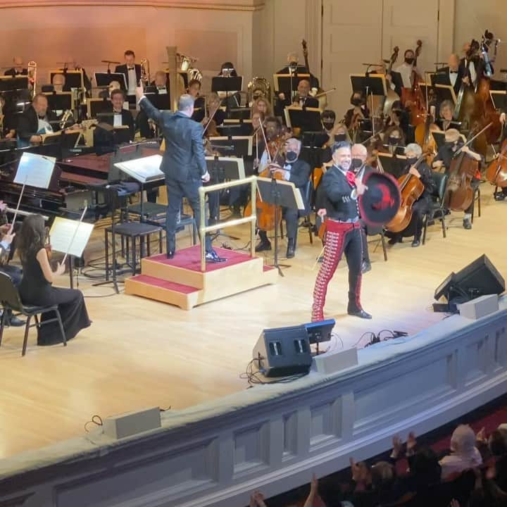 ハイメ・カミールのインスタグラム：「-En Español más abajo- Words can’t express my excitement and gratitude. Yesterday I sang COCO’s “Remember Me” wearing a Charro Suit at the iconic @carnegiehall 🤯🙏🏽🇲🇽 We were celebrating the musical genius of Kristen and Bobby Lopez 🙌🏽🎉 Thank you both for being so nice and for your kind and generous invitation, your musical talent knows no boundaries. Bravo to @thenewyorkpops and Steven Reineke for their amazing work. An absolute privilege to share the stage with friends and beyond incredible performers. I’m still processing… Carnegie Hall’s stage… Life is good… 🙇🏽‍♂️❤️ ——- No tengo palabras para expresar mi emoción y gratitud. Ayer canté “Recuérdame” de COCO portando un Traje Charro en el icónico #CarnegieHall 🤯🙏🏽🇲🇽 Celebramos a los genios musicales Kristen y Bobby Lopez 🙌🏽🎉 Gracias a ambos por su amabilidad y su generosa invitación, su talento musical no tiene límites. Bravo a #thenewyorkpops y Steven Reineke por su increíble trabajo. Un privilegio absoluto compartir el escenario con artistas tan talentosos. Sigo procesando lo que pasó… El escenario de Carnegie Hall… Gracias vida… 🙇🏽‍♂️❤️」