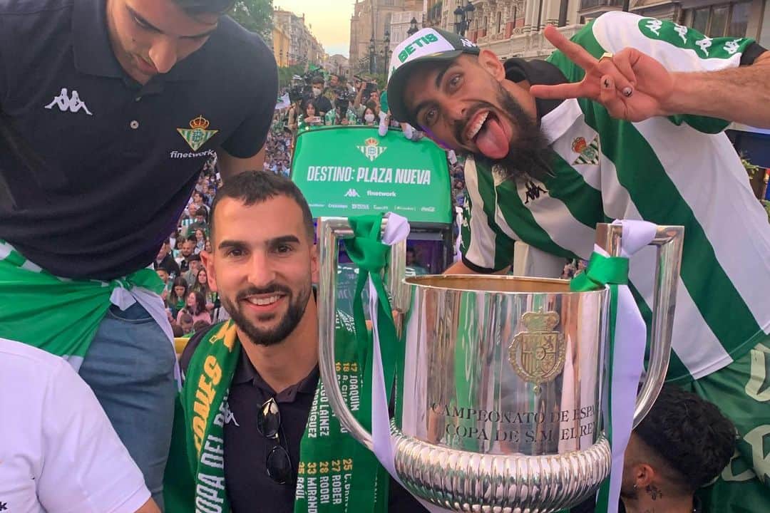 マルティン・モントヤさんのインスタグラム写真 - (マルティン・モントヤInstagram)「CAMPEONES!! MUCHO BETIS💚🤍🏆」4月26日 22時26分 - mmontoya_21