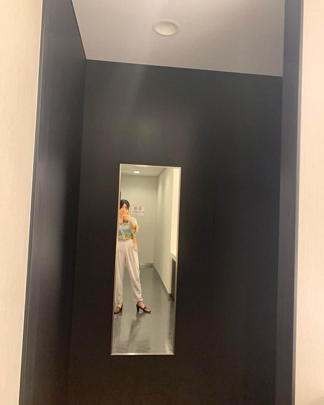 春川芽生のインスタグラム：「ブログへ記載するのこぼしちまったぜ 尊哉の部屋ショット！(ﾟoﾟ;;  #WCからこんちくわ。 私服衣装と🌭(だろうな感あるシャツ!! スマイルぴかぴか3人衆ショット🌟 面白い組み合わせで、作品垣根のない話あり罰ゲームあり(?)の素敵な時間をありがとうございました😂💐  後に着用したダダたまのTシャツショットもおまけ！♟ #重ね着してるからロンTではないよぉん #beamsコラボ」