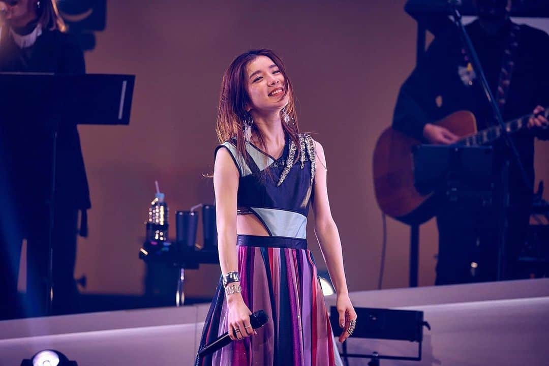 miletさんのインスタグラム写真 - (miletInstagram)「milet live tour “visions”2022 名古屋にて完結！ 最後にふさわしい最っ高な盛り上げで締め括ってくれて本当にありがとうございました。もう、涙。 この「visions」の曲達やライヴの思い出が、あなたのこれからのvisionsにより多くの彩りや輝きをもたらせますように。 愛してます。 #milet_visions 🪞」4月26日 22時41分 - milet_music