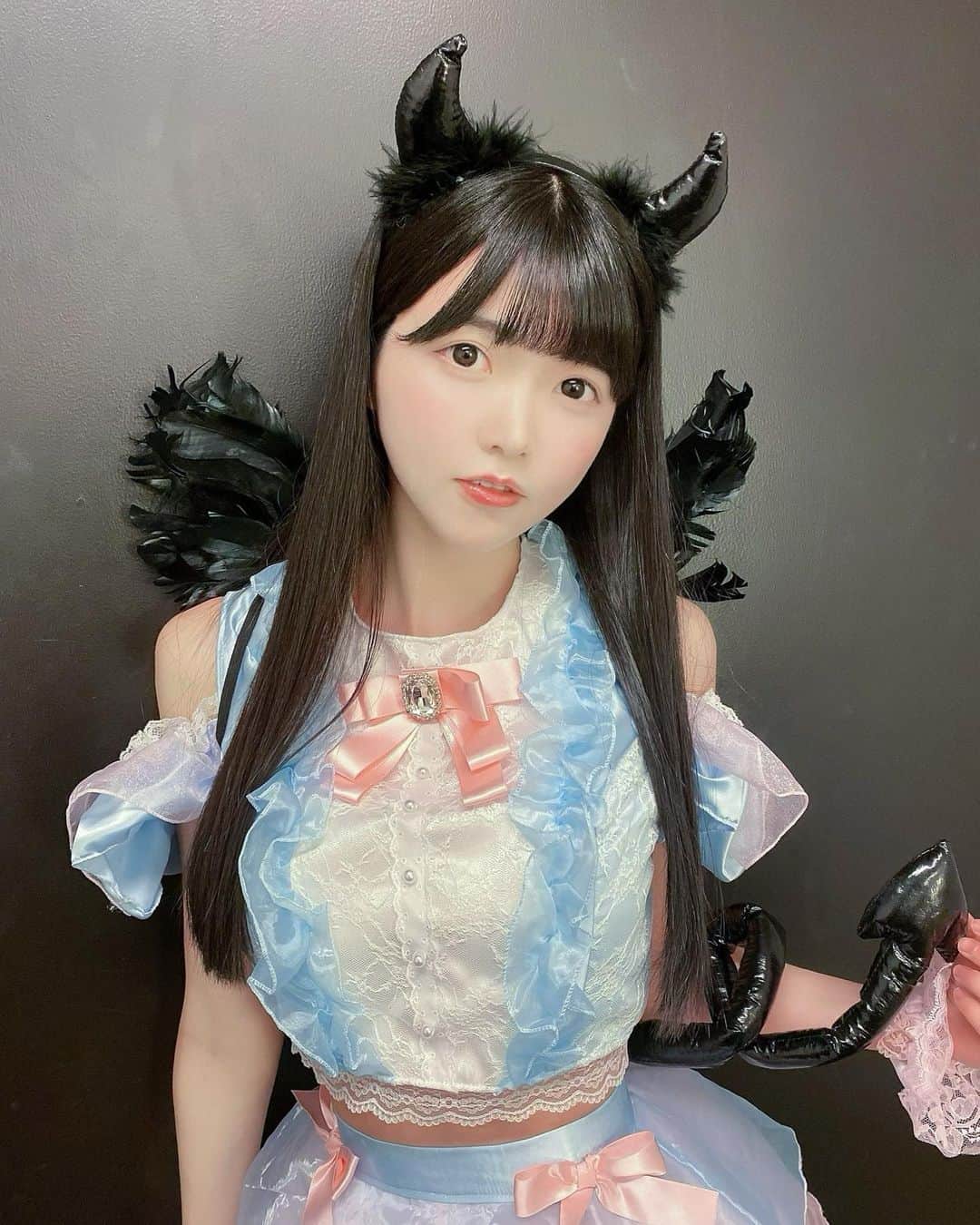 のインスタグラム：「わるきー歌わせて頂きました😈💘 本当にかわいい曲！！！ ・ ・  ・ 筋肉を触らせてよ♪ ・ ・ ・ #わるきー #渡辺美優紀 さん #NMB48 さん #真っ白なキャンバス #白キャン #小野寺梓」