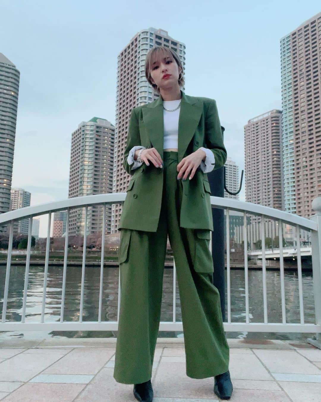 湊あかねのインスタグラム：「MVで着てた衣装は、こちら🐣  @tibi   ジャケットとパンツはこれ🐸 グリーン可愛いね✨ ちょっと仕事できそう感。 MVみてね🌵」