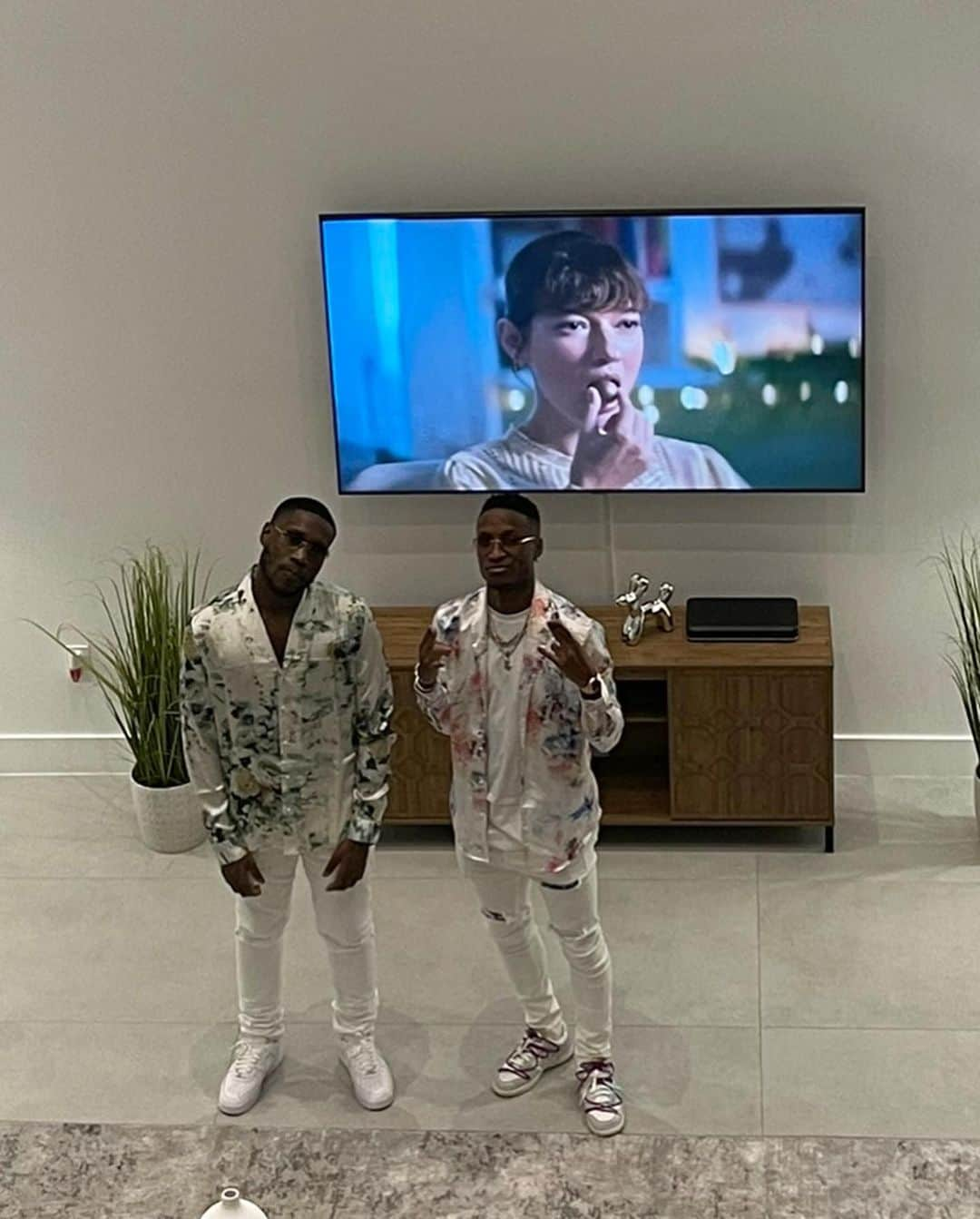 ブナ・サールさんのインスタグラム写真 - (ブナ・サールInstagram)「Happy Birthday to my brother from another mother 🎂🙌🏾🥳 More life more blessings for you is what I wish and hope for Keep shining Broski 💫🤞🏾❤️  Loooove u for real」4月27日 1時19分 - bounasarr