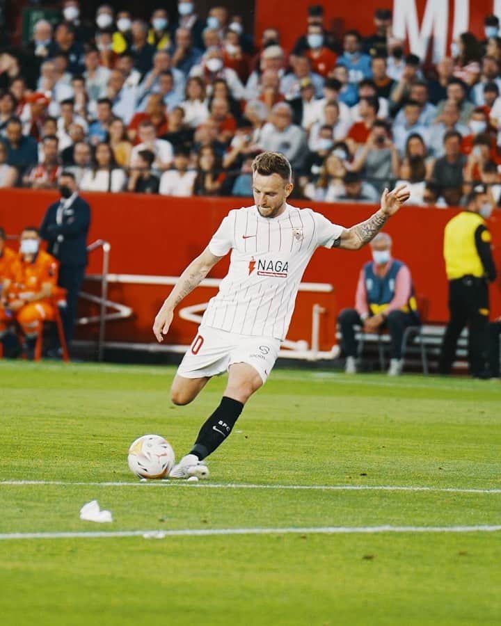 イヴァン・ラキティッチのインスタグラム：「Semana Santa en mi querida Sevilla | Holy Week in my lovely Sevilla! 🤩🙏🏼♥️  🎥 @jackbgst   #SevillaFC #HolyWeek #Rakitic #LaLiga」