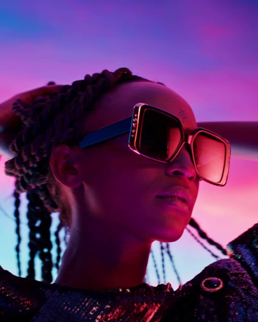 のインスタグラム：「Playful details. Inspired by the Maison’s iconic creations, @karliekloss,  @lousandtheyakuza and @milliebobbybrown showcase the latest women’s sunglasses. Discover the new additions to the #LouisVuitton collection via link in bio.   Exclusively available in stores and on louisvuitton.com」